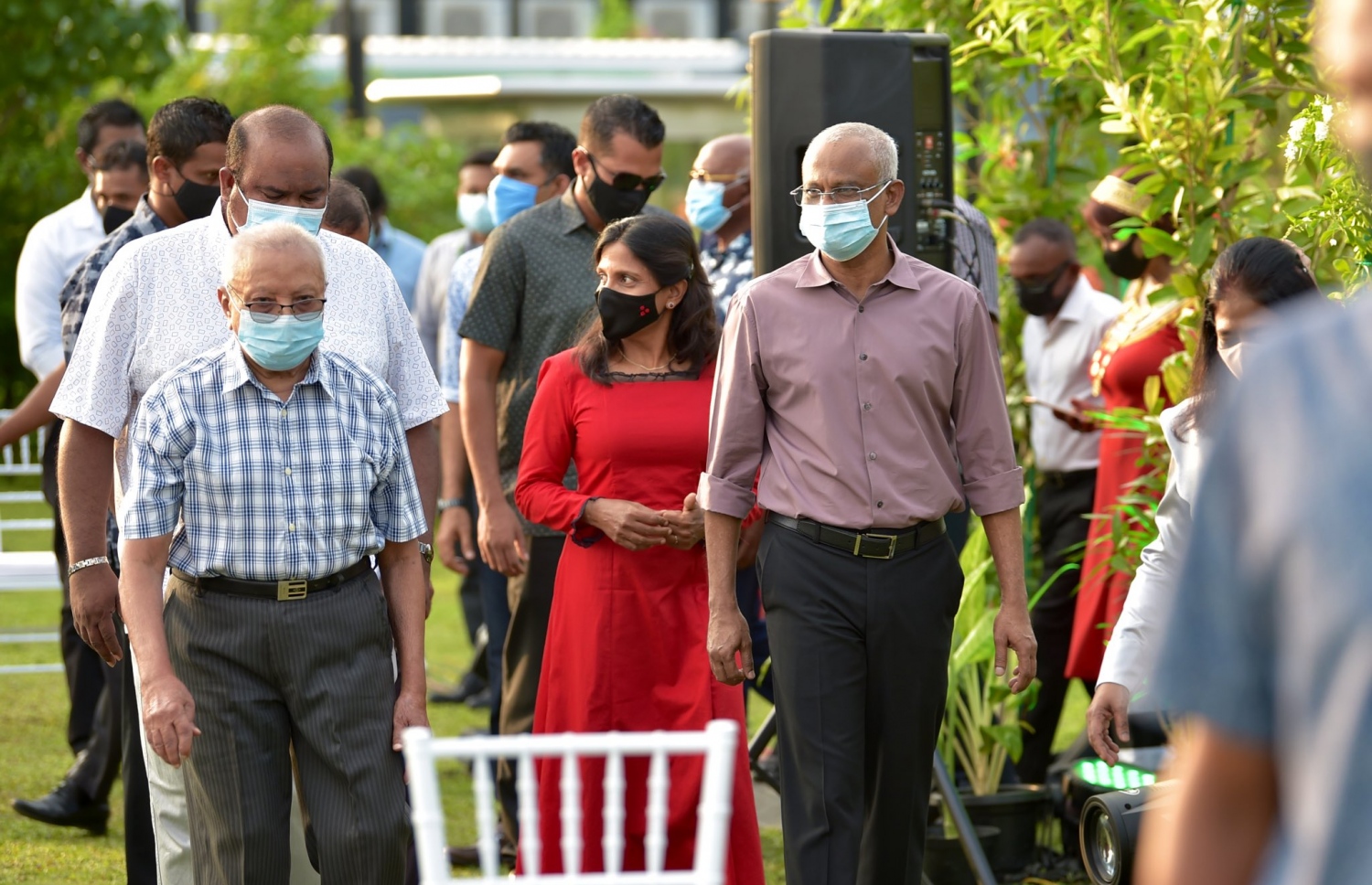 ލޮނުޒިޔާރަތް ޕާކު ހުޅުވަން ބޭއްވި ރަސްމިއްޔާތުގައި ރައީސް އިބްރާހިމް މުހައްމަދު ސޯލިހާއި ނިޝާން އިއްޒުއްދީންގެ އިއްޒަތުގެ ވެރިޔާ އުމަރު ޒާހިރު ބައިވެރިވެވަޑައިގަންނަވަނީ.-- ފޮޓޯ: ރައީސް އޮފީސް