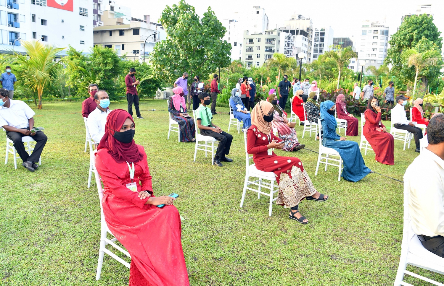 12 ނޮވެމްބަރ 2020: މާލޭގެ ލޮނުޒިޔާރަތްކޮޅުގައި މާލެ ސިޓީ ކައުންސިލުން ތަރައްގީ ކޮށްފައިވާ "ލޮނުޒިޔާރަތް" ޕާކު ހުޅުވުމަށް ބޭއްވި ރަސްމިއްޔާތުގައި ބައިވެރިވި ބައެއް މީހުން--. ފޮޓޯ: ރައީސް އޮފީސް