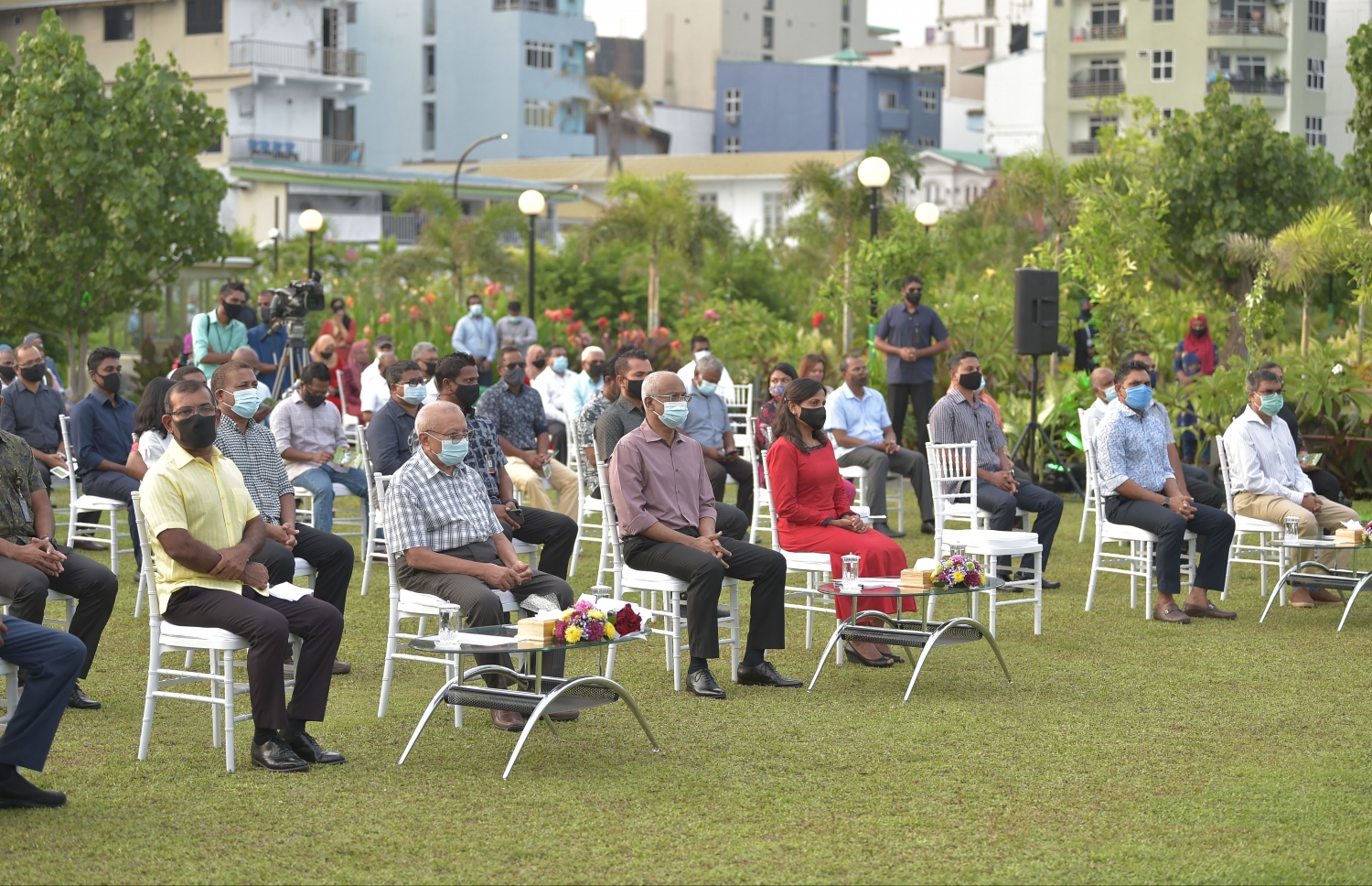 12 ނޮވެމްބަރ 2020: މާލޭގެ ލޮނުޒިޔާރަތްކޮޅުގައި މާލެ ސިޓީ ކައުންސިލުން ތަރައްގީ ކޮށްފައިވާ "ލޮނުޒިޔާރަތް" ޕާކު ހުޅުވަން ބޭއްވި ރަސްމިއްޔާތު، ރައީސް އިބްރާހިމް މުހައްމަދު ސޯލިހުގެ ދެކަނބަލުންނާއި ނައިބު ރައީސް ފައިސަލް ނަސީމާއި މަޖިލީހުގެ ރައީސް މުހައްމަދު ނަޝީދު އަދި އުއްތަމަ ފަނޑިޔާރު މުއުތަސިމް އަދުނާންގެ އިތުރުން މިނިސްޓަރުން ބައިވެރިވެވަޑައިގެންނެވި މިރަސްމިއްޔާތުގައި ޕާކު ހުޅުވައިދެއްވީ، ނިޝާން އިއްޒުއްދީންގެ އިއްޒަތުގެ ވެރިޔާ އުމަރު ޒާހިރު--. ފޮޓޯ: ރައީސް އޮފީސް