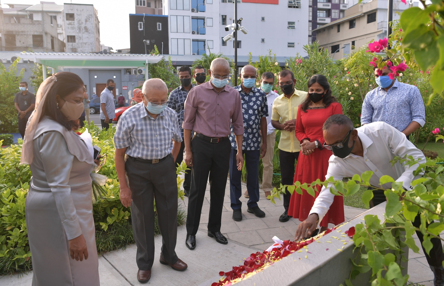 12 ނޮވެމްބަރ 2020: މާލޭގެ ލޮނުޒިޔާރަތްކޮޅުގައި މާލެ ސިޓީ ކައުންސިލުން ތަރައްގީ ކޮށްފައިވާ "ލޮނުޒިޔާރަތް" ޕާކު ހުޅުވުމަށް ބޭއްވި ރަސްމިއްޔާތުގައި ނިޝާން އިއްޒުއްދީންގެ އިއްޒަތުގެ ވެރިޔާ އުމަރު ޒާހިރު ޕާކު ހުޅުވައިދެއްވަނީ--. ފޮޓޯ: ރައީސް އޮފީސް