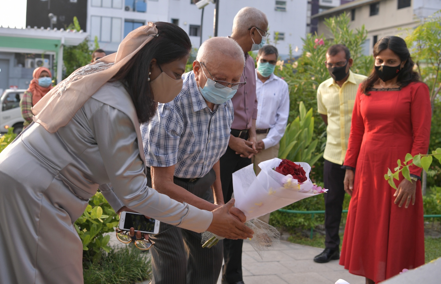 12 ނޮވެމްބަރ 2020: މާލޭގެ ލޮނުޒިޔާރަތްކޮޅުގައި މާލެ ސިޓީ ކައުންސިލުން ތަރައްގީ ކޮށްފައިވާ "ލޮނުޒިޔާރަތް" ޕާކު ހުޅުވުމަށް ބޭއްވި ރަސްމިއްޔާތުގައި ނިޝާން އިއްޒުއްދީންގެ އިއްޒަތުގެ ވެރިޔާ އުމަރު ޒާހިރު ޕާކު ހުޅުވައިދެއްވަނީ--. ފޮޓޯ: ރައީސް އޮފީސް