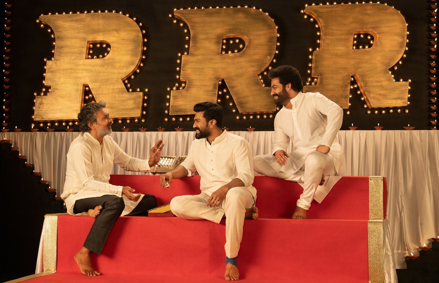 "އާރްއާރްއާރް" ގެ ލީޑް ދެ ތަރިންނާ އެކު ރާޖަމޯލީ.