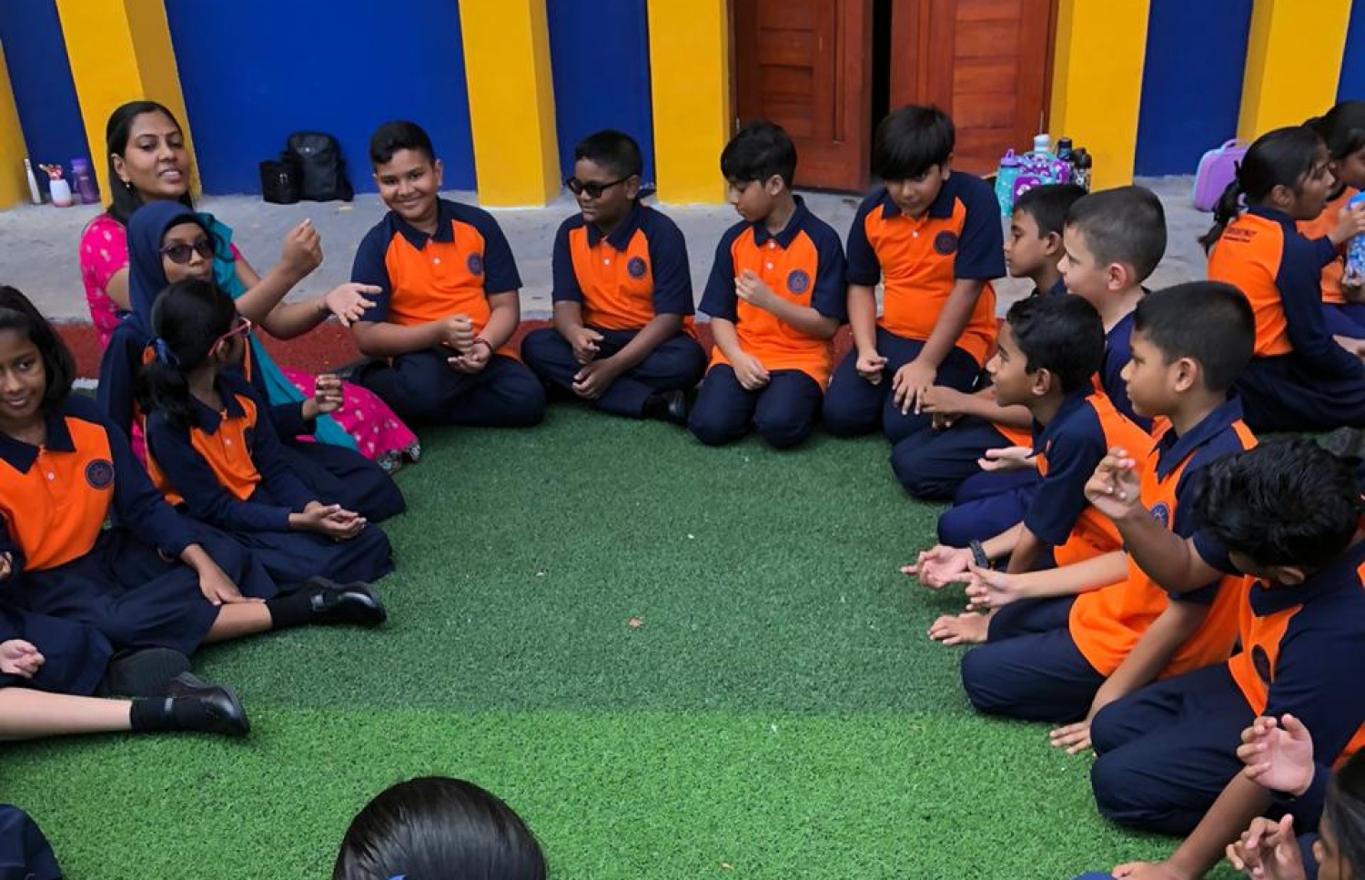 ބްރައިޓްވޭ އިންޓަނޭޝަނަލް ސްކޫލުގައި މީގެ ކުރިން ބޭއްވި ހަރަކާތެއްގައި، އެ ސްކޫލުގެ ދަރިވަރުންތަކެއް ބައިވެރިވަނީ -- ފޮޓޯ: ބްރައިޓްވޭ އިންޓަނޭޝަނަލް ސްކޫލު