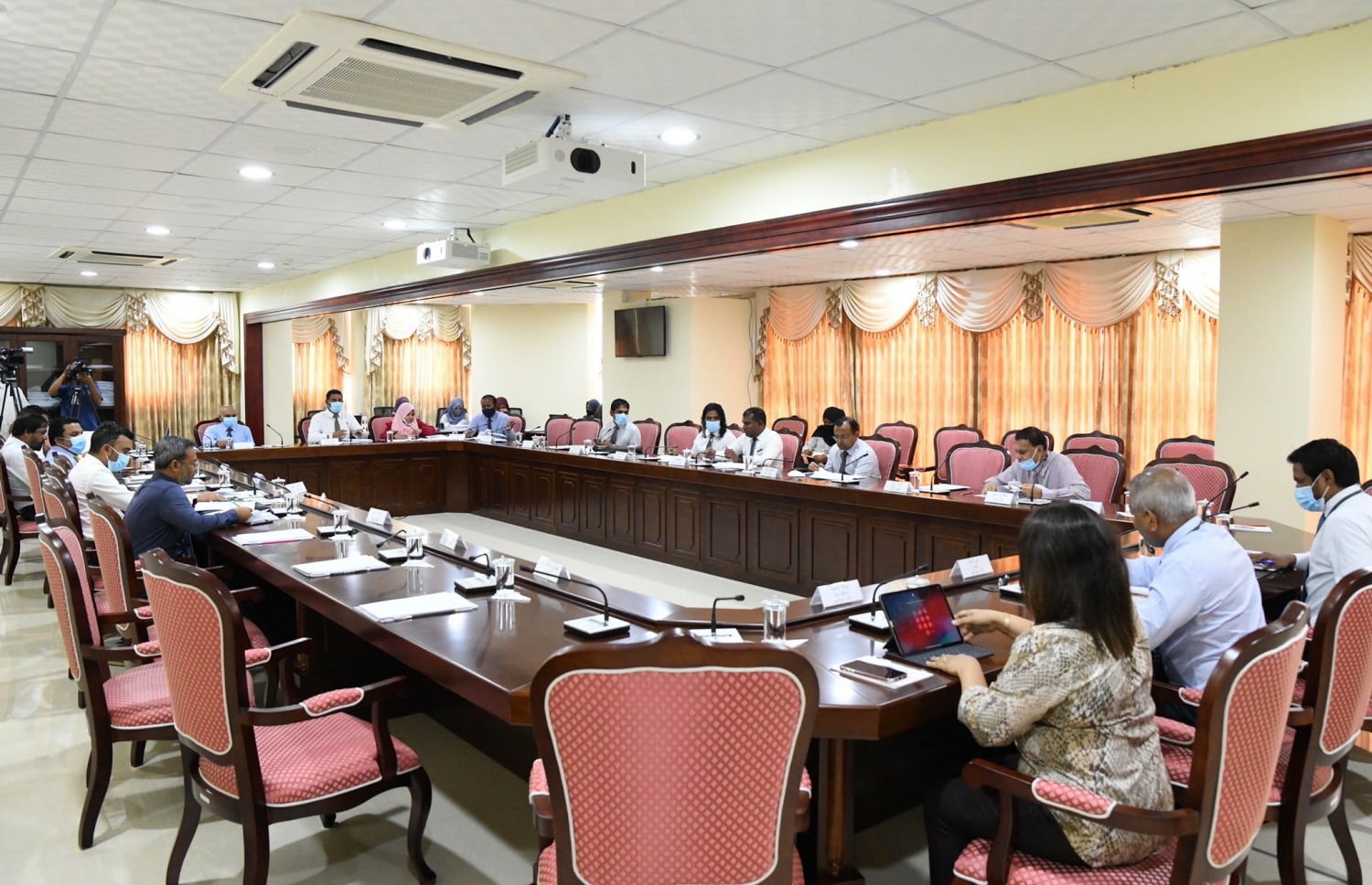 ގަވަރުނަރު އަލީ ހާޝިމާއި އެމްއެމްއޭގެ އެހެން އިސް އޮފިޝަލުން ރައްޔިތުންގެ މަޖިލީހުގެ ބަޖެޓް ކޮމިޓީއަށް މިއަދު މައުލޫމާތު ދެއްވަނީ. ފޮޓޯ: ރައްޔިތުންގެ މަޖިލިސް