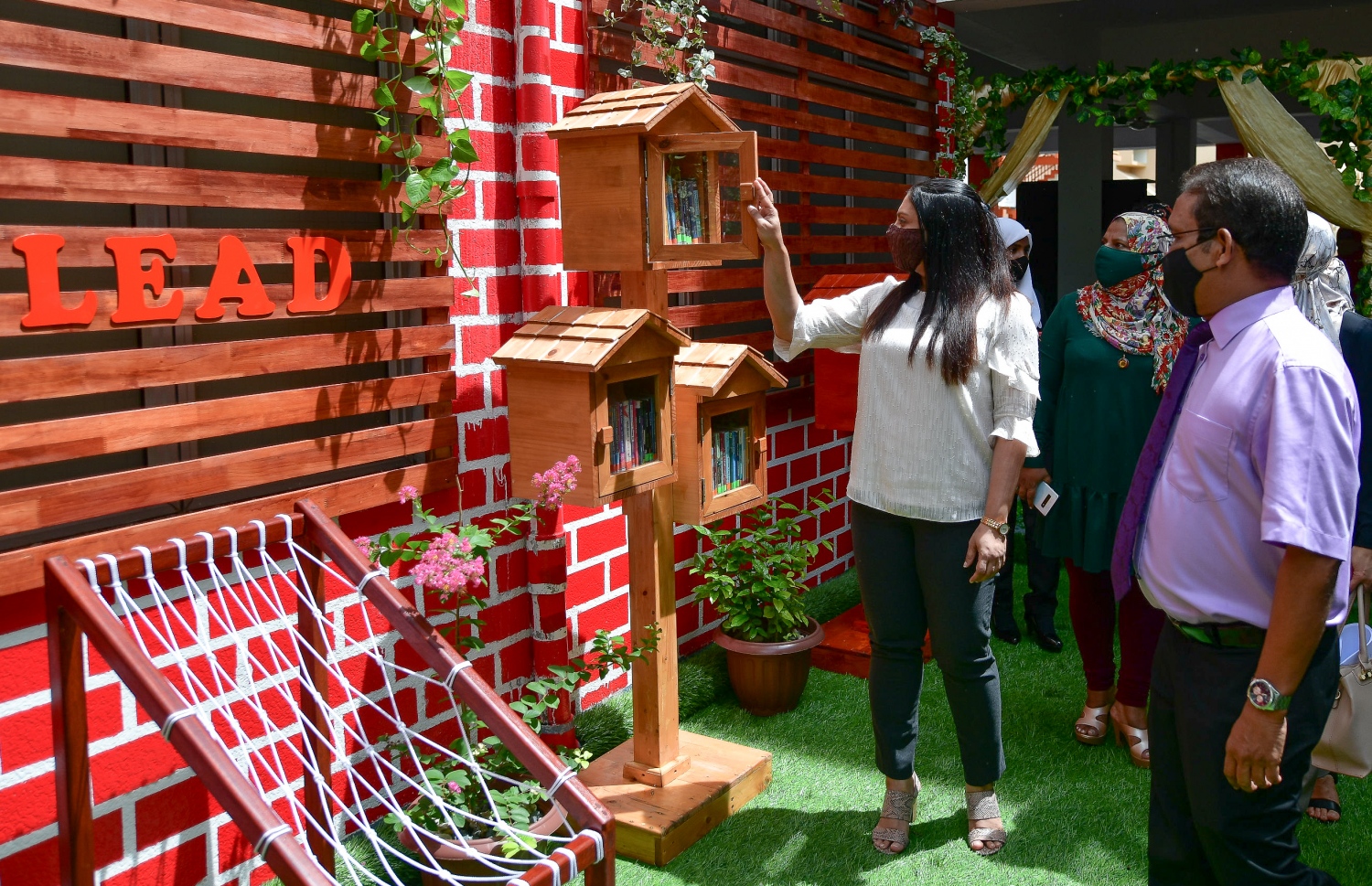 އިމާދުއްދީން ސްކޫލުގެ އައުޓްޑޯ ލައިބްރަރީ ހުޅުވައިދެއްވުމަށްފަހު، އެޑިއުކޭޝަން މިނިސްޓަރު ޑރ. އައިޝަތު އަލީ ލައިބްރަރީ ބައްލަވާލައްވަނީ.-- ފޮޓޯ: ނިޝާން އަލީ/ މިހާރު