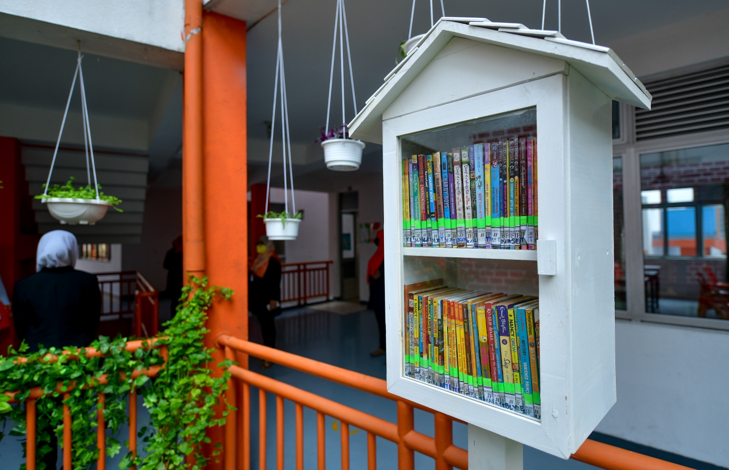 އިމާދުއްދީން ސްކޫލުގެ އައުޓްޑޯ ލައިބްރަރީގެ، ކަބަޑެއްގައި ބަހައްޓާފައި ހުރި ފޮތްތަކެއް.-- ފޮޓޯ: ނިޝާން އަލީ/ މިހާރު