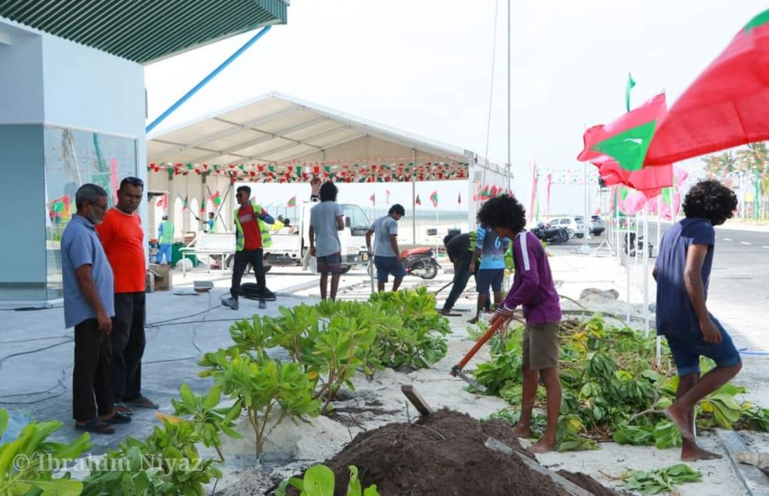 ހޯރަފުށީ އެއާޕޯޓު ރަސްމީކޮށް ހުޅުވަން ވާއިރަށް އެ ސަރަހައްދު ޒީނަތްތެރި ކުރުމުގެ މަސައްކަތް ކުރަނީ.