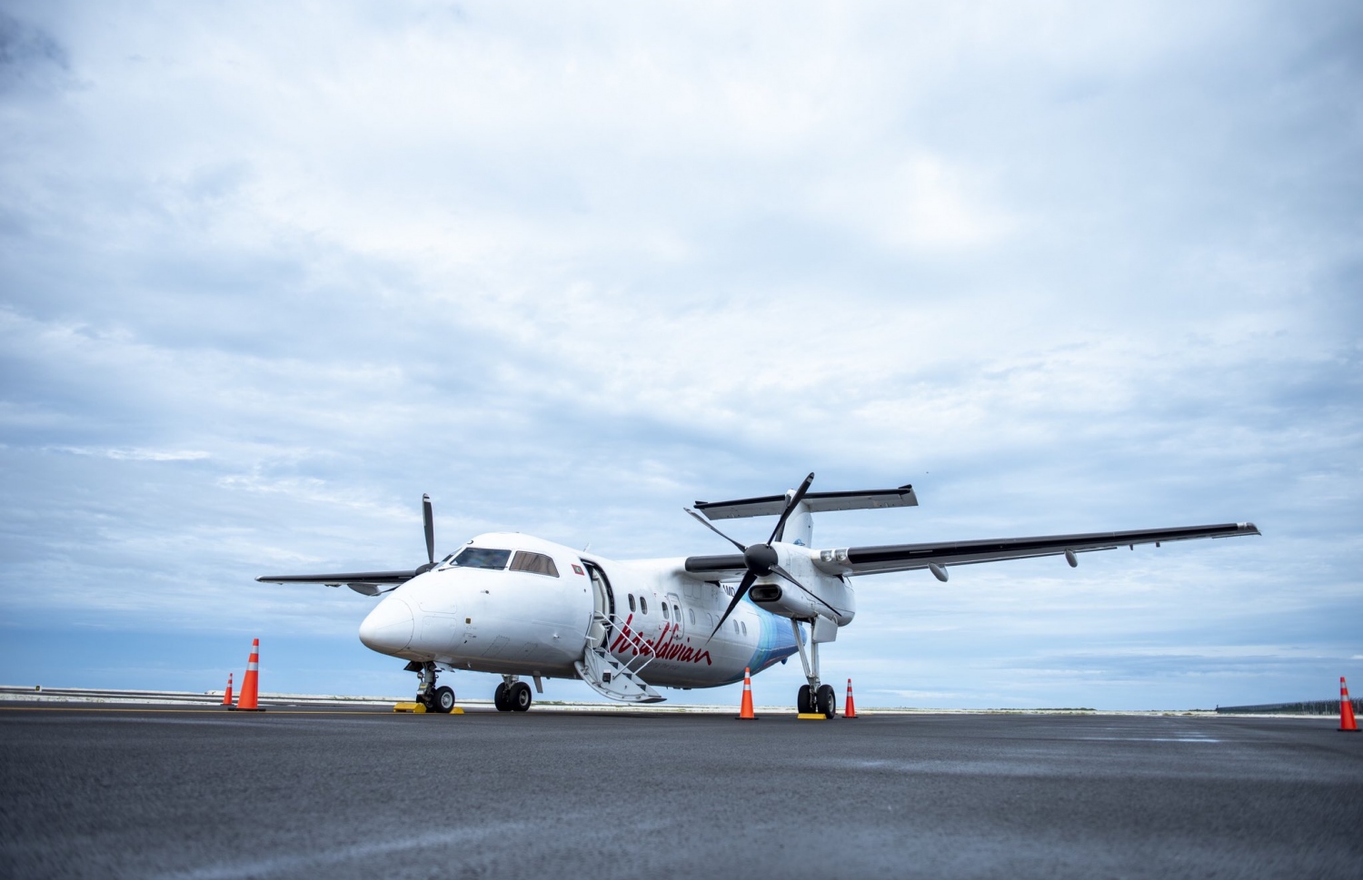 ހޯރަފުށީ އެއާޕޯޓުގައި މޯލްޑިވިއަންގެ ފްލައިޓެއް: އެއާޕޯޓާއި ބަނދަރާ ދެމެދުގެ ދަތުރުތައް ލުއިކުރަން ބަހެއް ހޯދުމަށް ކަމާބެހޭ އިދާރާތަކާ އެކު ކައުންސިލުން އަންނަނީ މަޝްވަރާކުރަމުން. --ފޮޓޯ: އަހްމަދު އައުޝަން/މިހާރު