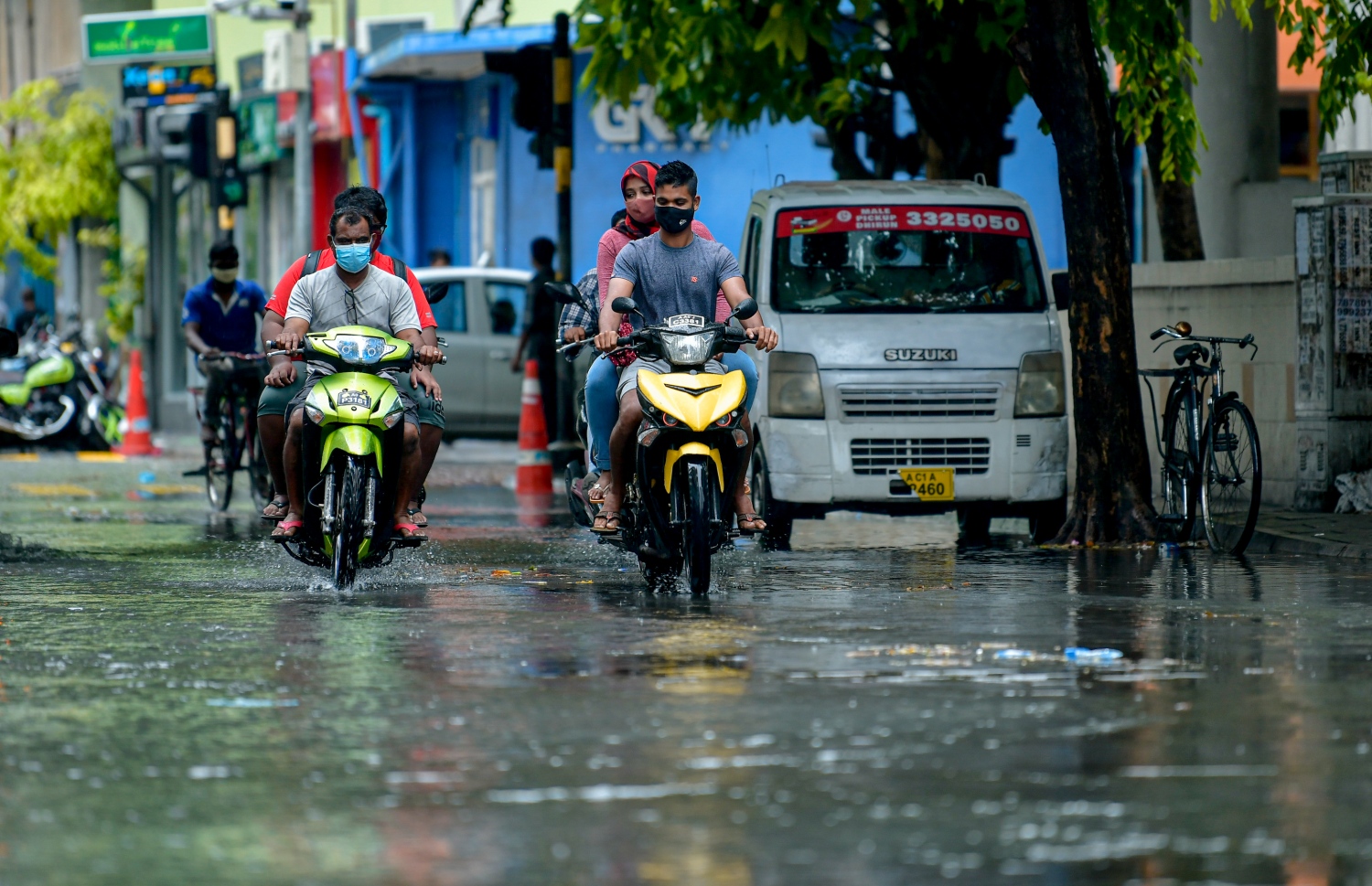 މާލެ: ނޮވެމްބަރު 17، 2020- މިއަދު މާލެ އަށް ވާރޭ ވެހުނު ވަގުތު ބަޔަކު ސައިކަލްތަކުގައި ދަނީ: ރޭ 11 ޖަހާކަންހާއިރުން ފެށިގެން މެދުނުކެނޑި ދެ ގަޑިއެއްހާއިރަށް ވެހުނު ބޯ ވާރޭގައި ގިނަ މަގުތަކުގައި ފެންބޮޑުވެ، ދަތިތަކާ ކުރިމަތިވި.---ފޮޓޯ: އަހުމަދު އަވްޝަން/މިހާރު