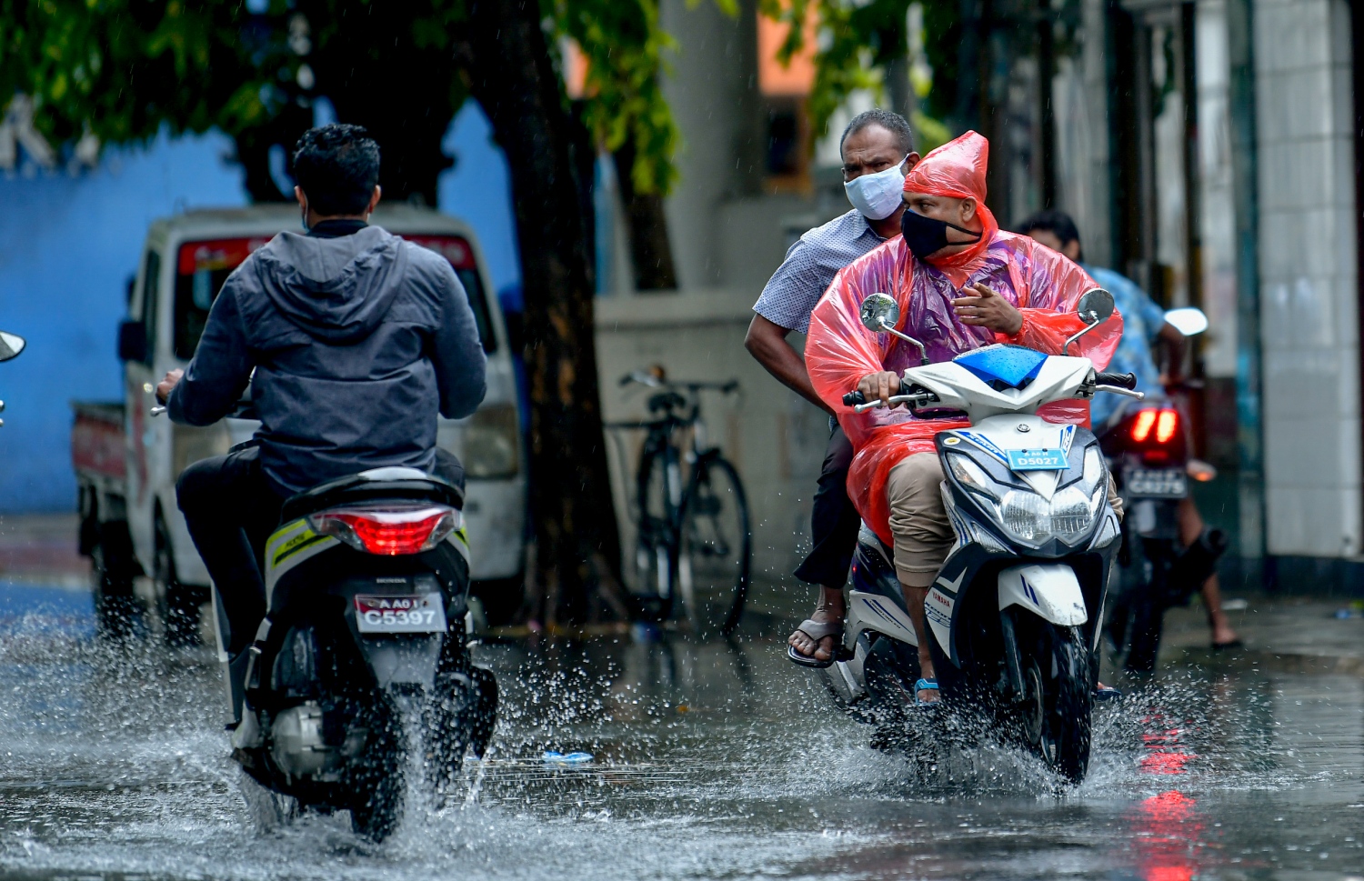 މާލެ: ނޮވެމްބަރު 17، 2020- މިއަދު މާލެ އަށް ވާރޭ ވެހުނު ވަގުތު ބަޔަކު ސައިކަލްތަކުގައި ދަނީ: ރޭ 11 ޖަހާކަންހާއިރުން ފެށިގެން މެދުނުކެނޑި ދެ ގަޑިއެއްހާއިރަށް ވެހުނު ބޯ ވާރޭގައި ގިނަ މަގުތަކުގައި ފެންބޮޑުވެ، ދަތިތަކާ ކުރިމަތިވި.---ފޮޓޯ: އަހުމަދު އަވްޝަން/މިހާރު