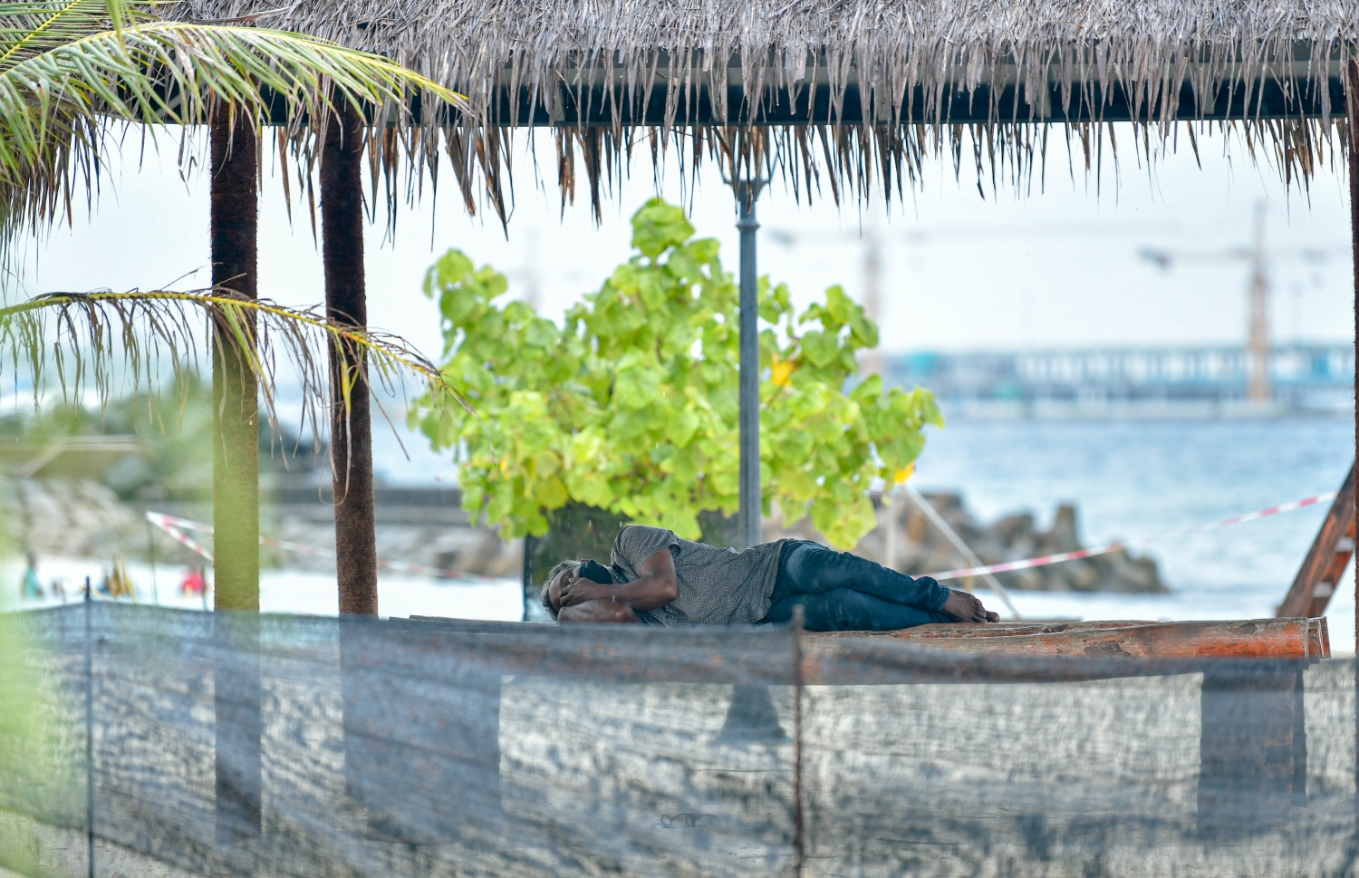 މާލެ: ނޮވެމްބަރު 17، 2020- މާލެ އަށް މިއަދު ވާރޭ ވެހުނު ވަގުތު ރަސްފަންނު ސަރަހައްދުގައި މީހަކު އޮށޯވެގެން: ރޭ 11 ޖަހާކަންހާއިރުން ފެށިގެން މެދުނުކެނޑި ދެ ގަޑިއެއްހާއިރަށް ވެހުނު ބޯ ވާރޭގައި ގިނަ މަގުތަކުގައި ފެންބޮޑުވެ، ދަތިތަކާ ކުރިމަތިވި.---ފޮޓޯ: އަހުމަދު އަވްޝަން/މިހާރު