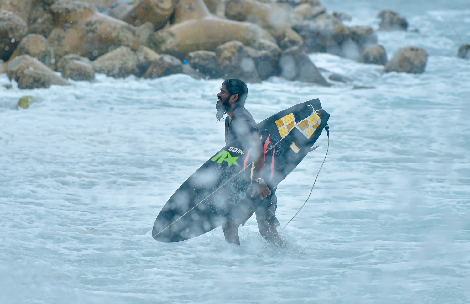 މާލެ: ނޮވެމްބަރު 17، 2020- ރެއިން ފެށިގެން މާލެ އަށް ކުރަމުންދާ ވިއްސާރައިގެ ތެރޭގައި ލޮނުޒިޔާރަތްކޮޅުގެ ސާފިން ޕޮއިންޓުގައި ސާފް ކުރުމަށް މީހަކު ފައިބަނީ.---ފޮޓޯ: އަހުމަދު އަވްޝަން/މިހާރު