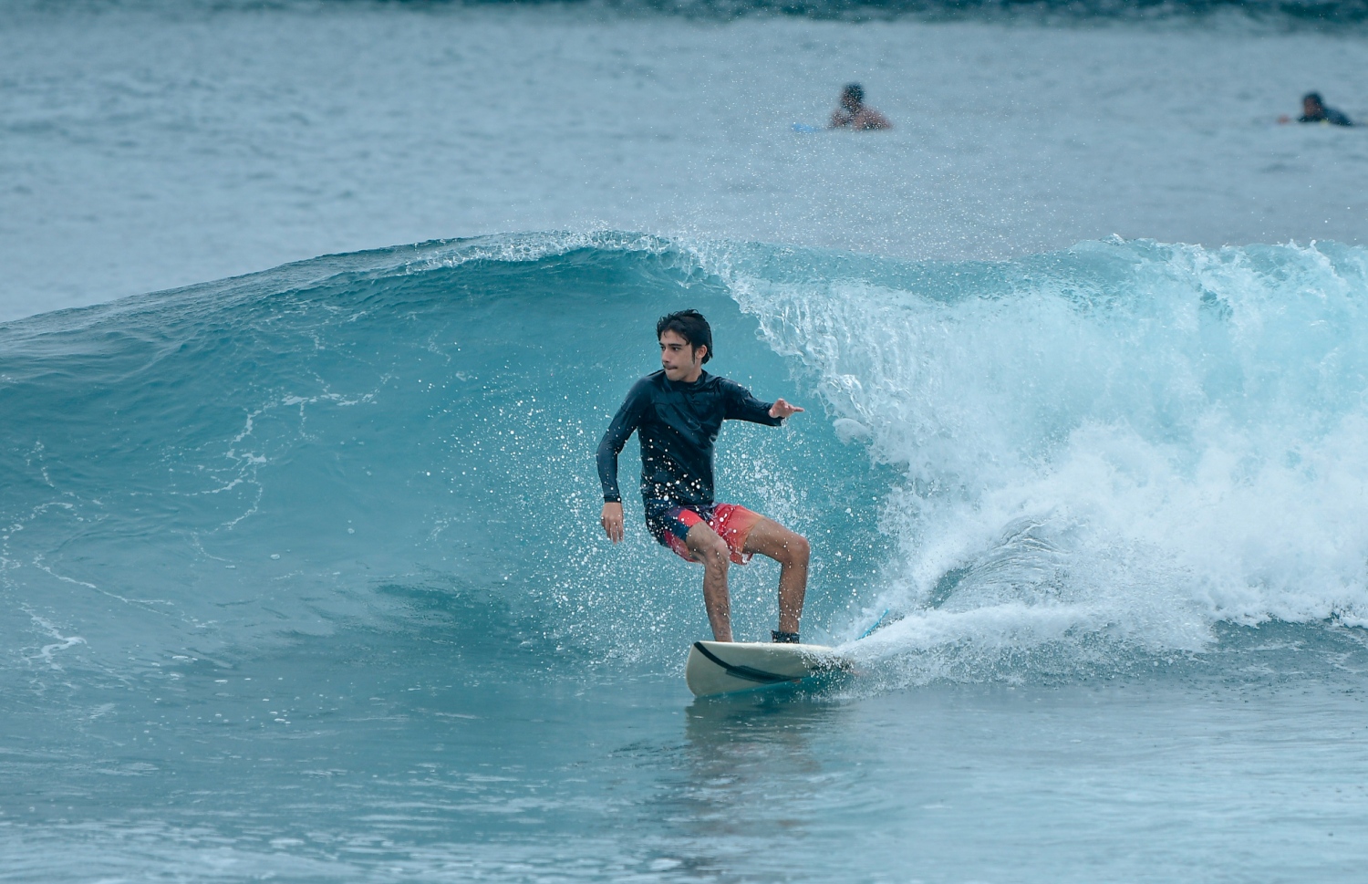 މާލެ: ނޮވެމްބަރު 17، 2020- ރެއިން ފެށިގެން މާލެ އަށް ކުރަމުންދާ ވިއްސާރައިގެ ތެރޭގައި ލޮނުޒިޔާރަތްކޮޅުގެ ސާފިން ޕޮއިންޓުގައި މީހަކު ސާފް ކުރަނީ.---ފޮޓޯ: އަހުމަދު އަވްޝަން/މިހާރު