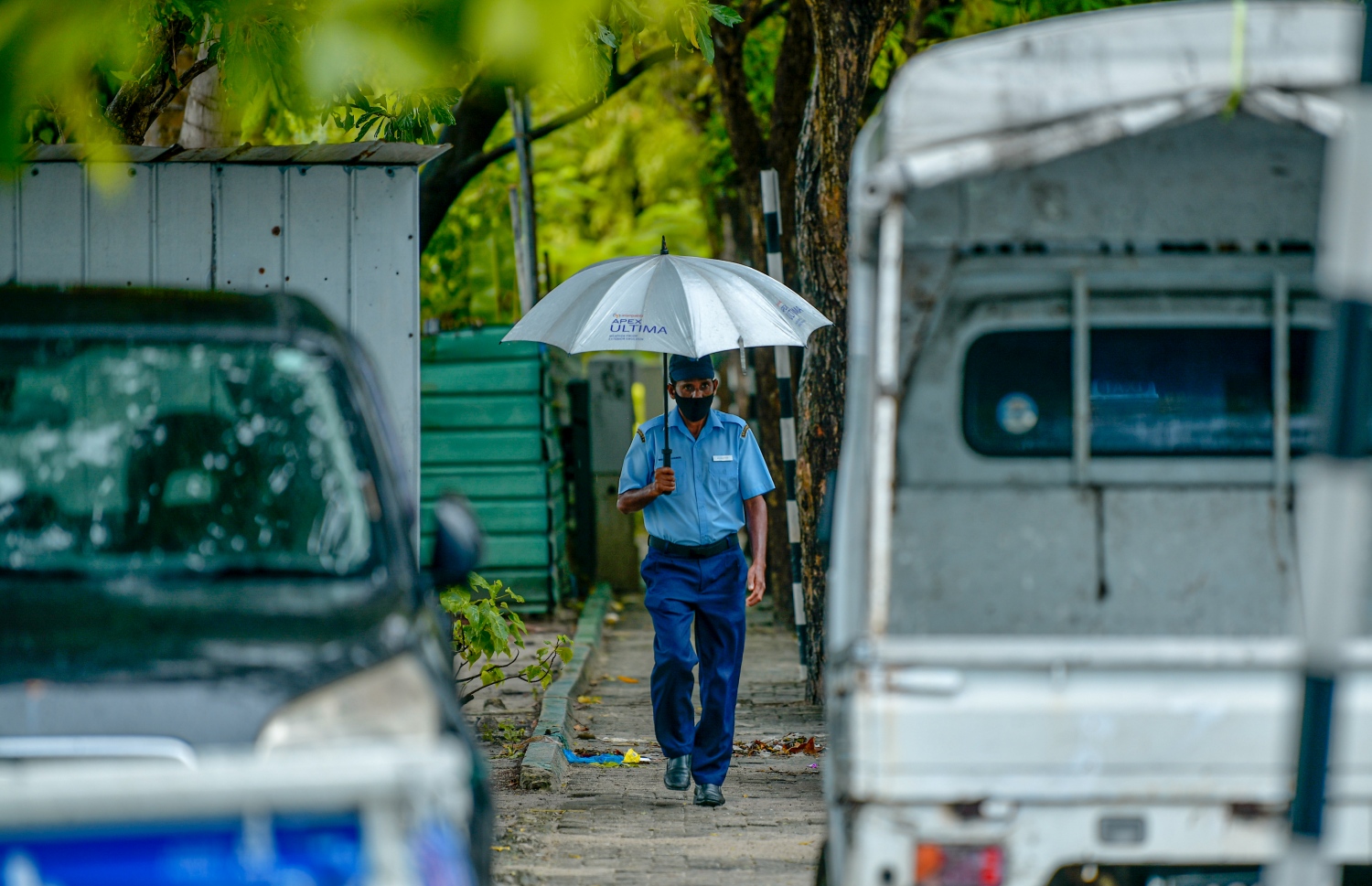 މާލެ: ނޮވެމްބަރު 17، 2020- މާލެ އަށް މިއަދު ވާރޭ ވެހުނު ވަގުތު ވާރެ އިން ހިޔާވުމަށް މީހަކު ކުޑަ އަޅައިގެން ހިނގާފައި ދަނީ: ރޭ 11 ޖަހާކަންހާއިރުން ފެށިގެން މެދުނުކެނޑި ދެ ގަޑިއެއްހާއިރަށް ވެހުނު ބޯ ވާރޭގައި ގިނަ މަގުތަކުގައި ފެންބޮޑުވެ، ދަތިތަކާ ކުރިމަތިވި.---ފޮޓޯ: އަހުމަދު އަވްޝަން/މިހާރު