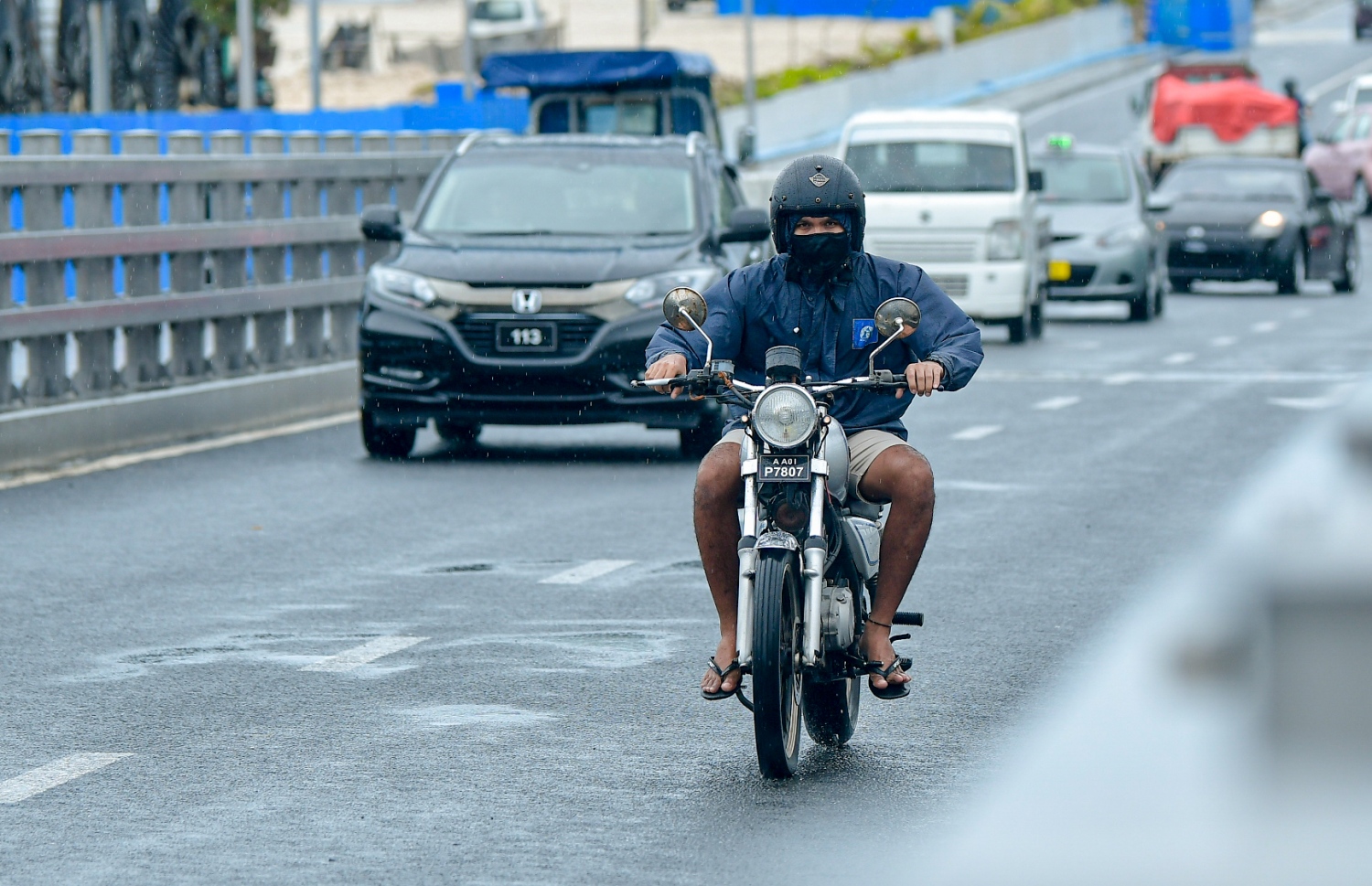 މާލެ: ނޮވެމްބަރު 17، 2020- މާލެ އަށް މިއަދު ވާރޭ ވެހުނު ވަގުތު ބަޔަކު ހުޅުމާލެ އަށް ދާން ސިނަމާލެ ބްރިޖު ހުރަސް ކުރަނީ: ރޭ 11 ޖަހާކަންހާއިރުން ފެށިގެން މެދުނުކެނޑި ދެ ގަޑިއެއްހާއިރަށް ވެހުނު ބޯ ވާރޭގައި ގިނަ މަގުތަކުގައި ފެންބޮޑުވެ، ދަތިތަކާ ކުރިމަތިވި.---ފޮޓޯ: އަހުމަދު އަވްޝަން/މިހާރު