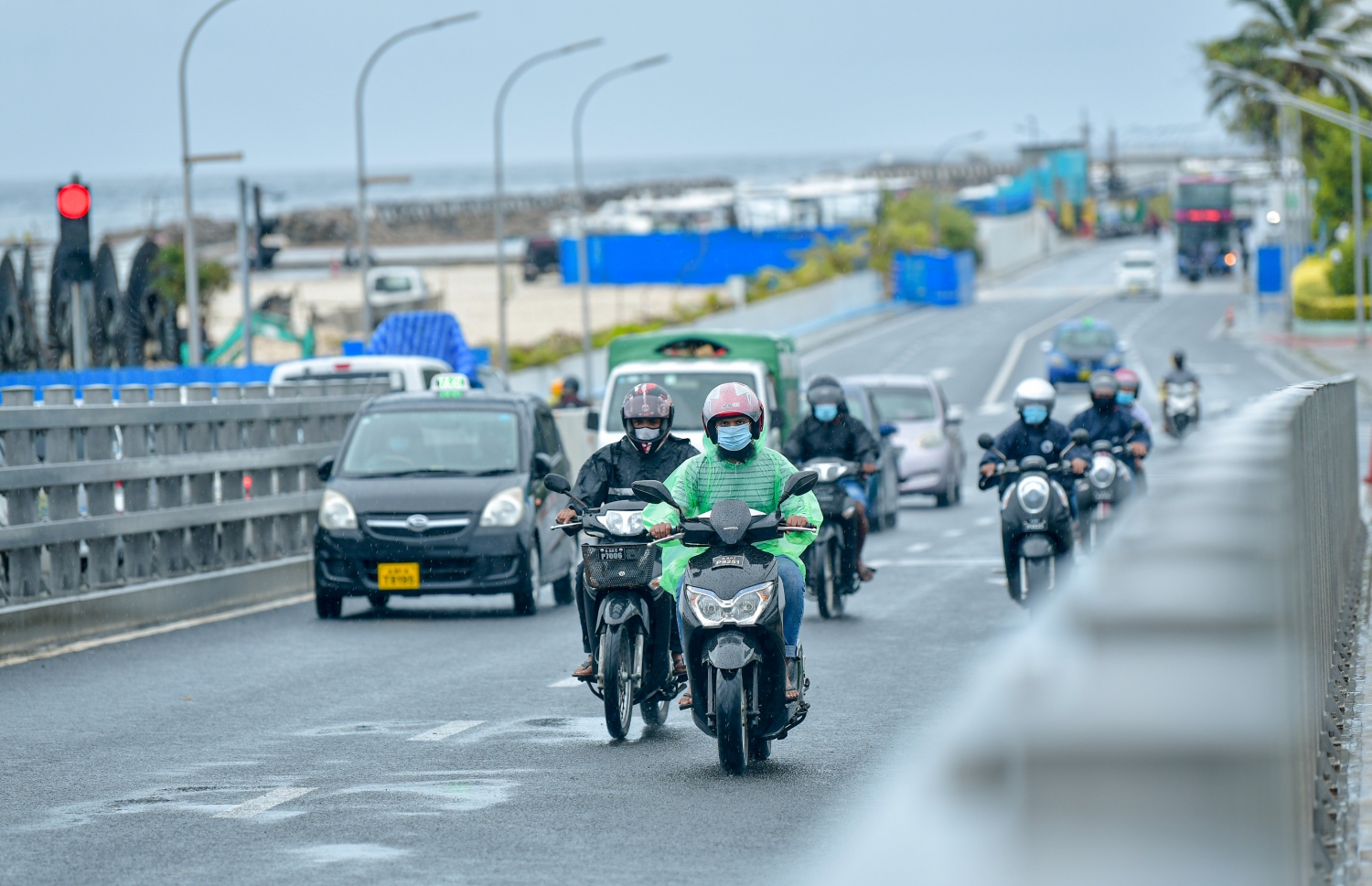 މާލެ: ނޮވެމްބަރު 17، 2020- މާލެ އަށް މިއަދު ވާރޭ ވެހުނު ވަގުތު ބަޔަކު ހުޅުމާލެ އަށް ދާން ސިނަމާލެ ބްރިޖު ހުރަސް ކުރަނީ: ރޭ 11 ޖަހާކަންހާއިރުން ފެށިގެން މެދުނުކެނޑި ދެ ގަޑިއެއްހާއިރަށް ވެހުނު ބޯ ވާރޭގައި ގިނަ މަގުތަކުގައި ފެންބޮޑުވެ، ދަތިތަކާ ކުރިމަތިވި.---ފޮޓޯ: އަހުމަދު އަވްޝަން/މިހާރު