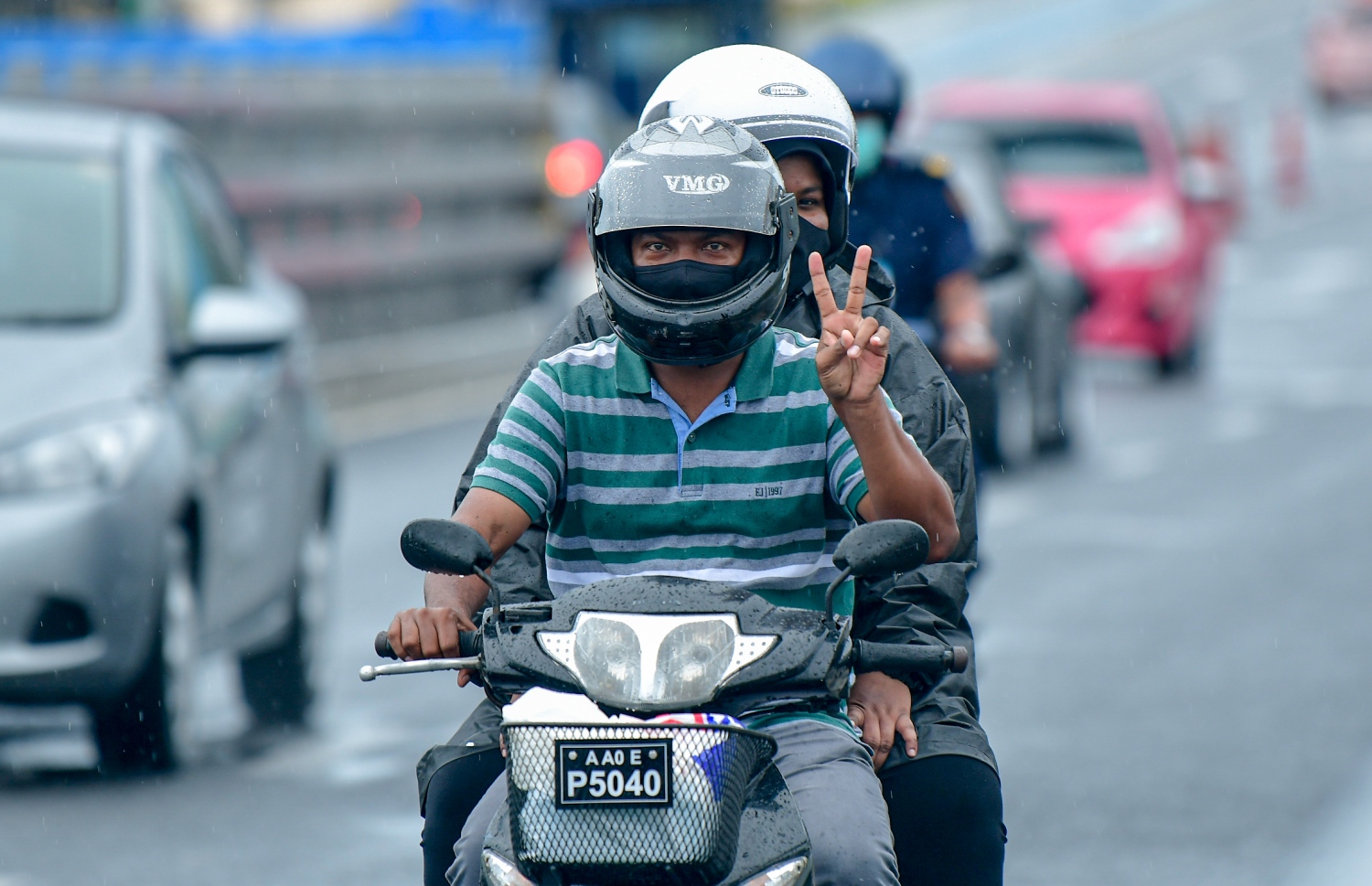 މާލެ: ނޮވެމްބަރު 17، 2020- މިއަދު މާލެ އަށް ވާރޭ ވެހުނު ވަގުތު ދެ މީހަކު ސައިކަލްގައި ދަނީ: ރޭ 11 ޖަހާކަންހާއިރުން ފެށިގެން މެދުނުކެނޑި ދެ ގަޑިއެއްހާއިރަށް ވެހުނު ބޯ ވާރޭގައި ގިނަ މަގުތަކުގައި ފެންބޮޑުވެ، ދަތިތަކާ ކުރިމަތިވި.---ފޮޓޯ: އަހުމަދު އަވްޝަން/މިހާރު