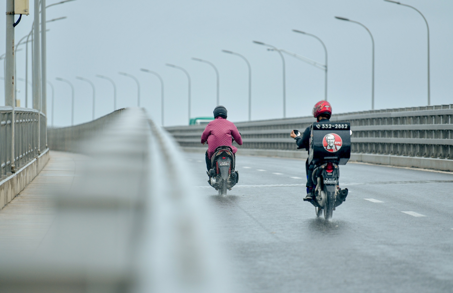 މާލެ: ނޮވެމްބަރު 17، 2020- މާލެ އަށް މިއަދު ވާރޭ ވެހުނު ވަގުތު ބަޔަކު ހުޅުމާލެ އަށް ދާން ސިނަމާލެ ބްރިޖު ހުރަސް ކުރަނީ: ރޭ 11 ޖަހާކަންހާއިރުން ފެށިގެން މެދުނުކެނޑި ދެ ގަޑިއެއްހާއިރަށް ވެހުނު ބޯ ވާރޭގައި ގިނަ މަގުތަކުގައި ފެންބޮޑުވެ، ދަތިތަކާ ކުރިމަތިވި.---ފޮޓޯ: އަހުމަދު އަވްޝަން/މިހާރު