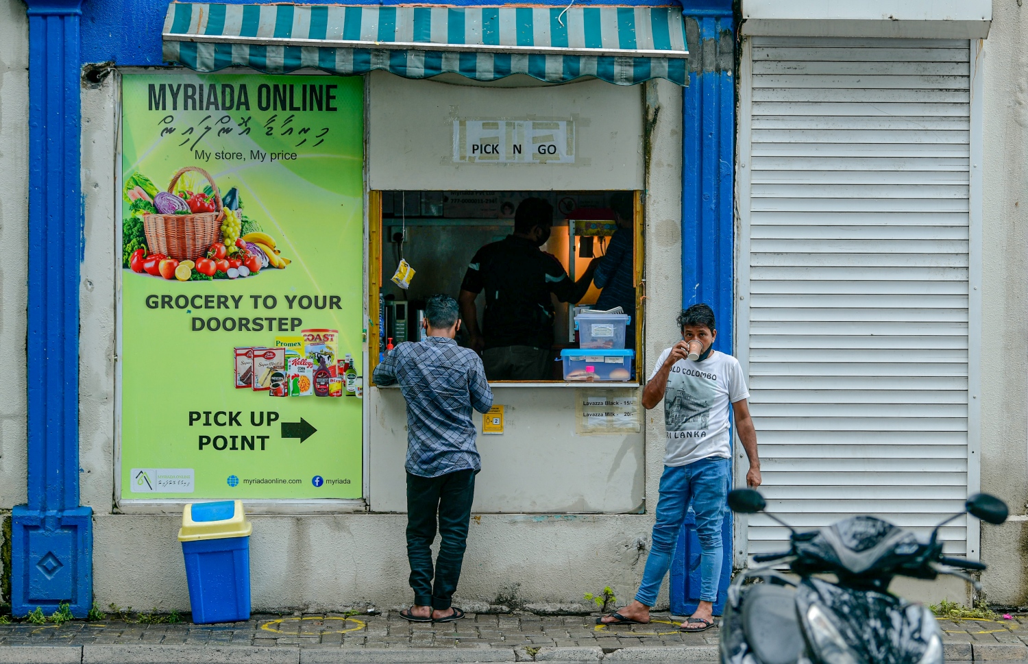 މާލެ: ނޮވެމްބަރު 17، 2020- މާލެ އަށް މިއަދު ވާރޭ ވެހުނު ވަގުތު ބަޔަކު ކޮފީ ހަޓަކުން ޚިދުމަތް ހޯދަނީ: ރޭ 11 ޖަހާކަންހާއިރުން ފެށިގެން މެދުނުކެނޑި ދެ ގަޑިއެއްހާއިރަށް ވެހުނު ބޯ ވާރޭގައި ގިނަ މަގުތަކުގައި ފެންބޮޑުވެ، ދަތިތަކާ ކުރިމަތިވި.---ފޮޓޯ: އަހުމަދު އަވްޝަން/މިހާރު