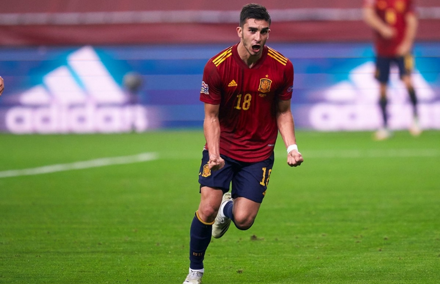 ރޭގެ މެޗުގައި ހެޓްރިކް ހެދި ފެރާން ލަނޑު ޖެހުމަށް ފަހު އުފާފާޅުކުރަނީ.-- ފޮޓޯ: އޭއެފްޕީ