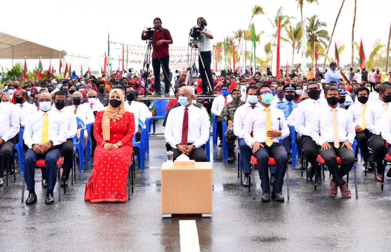 ހޯރަފުށީ އެއާޕޯޓް ހުޅުވުމުގެ ރަސްމިއްޔާތުގައި ރައީސް އިބްރާހިމް މުހައްމަދު ސޯލިހް ބައިވެރިވެވަޑައިގަންނަވަނީ. --ފޮޓޯ: އަހްމަދު އައުޝަން އިލްޔާސް/މިހާރު