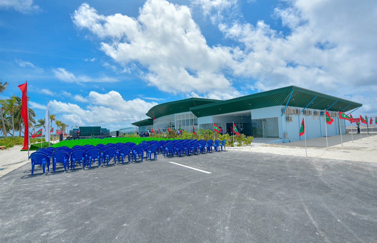 ހޯރަފުށި: ނޮވެމްބަރު 19، 2020- ރިއާސީ ކެމްޕޭންގައި ވެވަޑައިގަތް ވައުދާ އެއްގޮތަށް ހޯރަފުށީގައި ސަރުކާރުން ހެދި   އެއާޕޯޓް ރަސްމީކޮށް ހުޅުވުން. .-- ފޮޓޯ: އަހުމަދު އަވްޝަން/މިހާރު