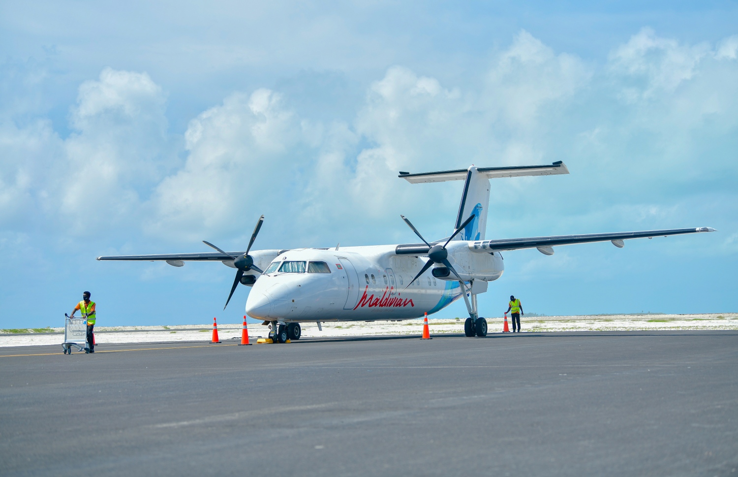 ހޯރަފުށި: ނޮވެމްބަރު 19، 2020- ރިއާސީ ކެމްޕޭންގައި ވެވަޑައިގަތް ވައުދާ އެއްގޮތަށް ހޯރަފުށީގައި ސަރުކާރުން ހެދި   އެއާޕޯޓް ރަސްމީކޮށް ހުޅުވުން. .-- ފޮޓޯ: އަހުމަދު އަވްޝަން/މިހާރު