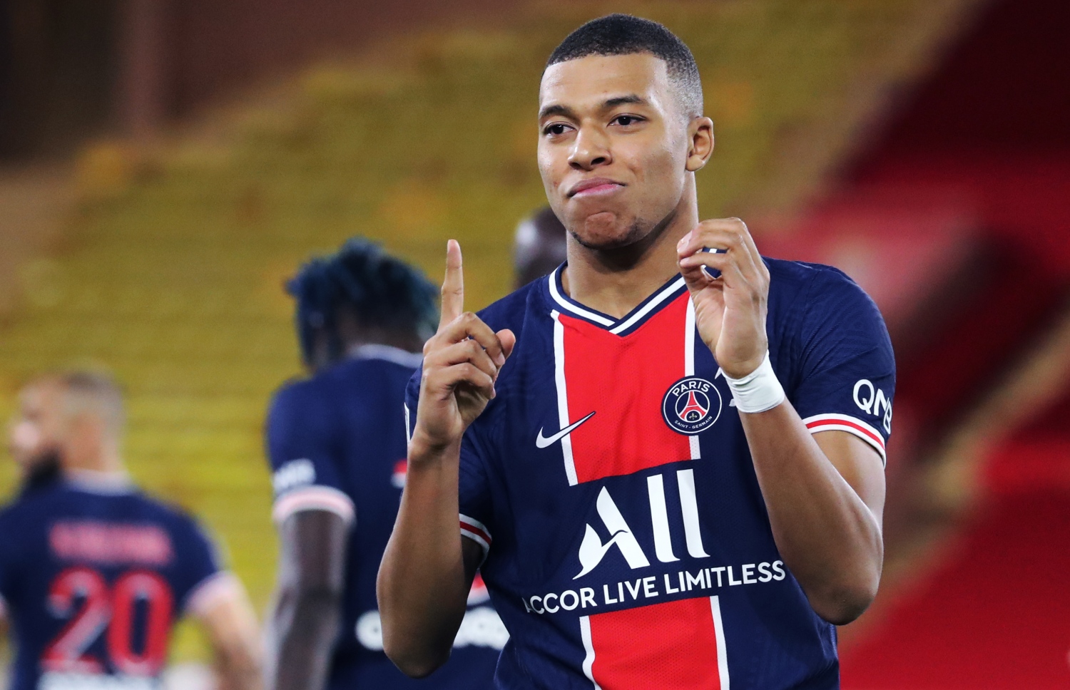 ޕީއެސްޖީގެ ލަނޑު ޖެހުމަށް ފަހު އެމްބާޕޭ އުފާފާޅުކުރަނީ.-- ފޮޓޯ: އޭއެފްޕީ