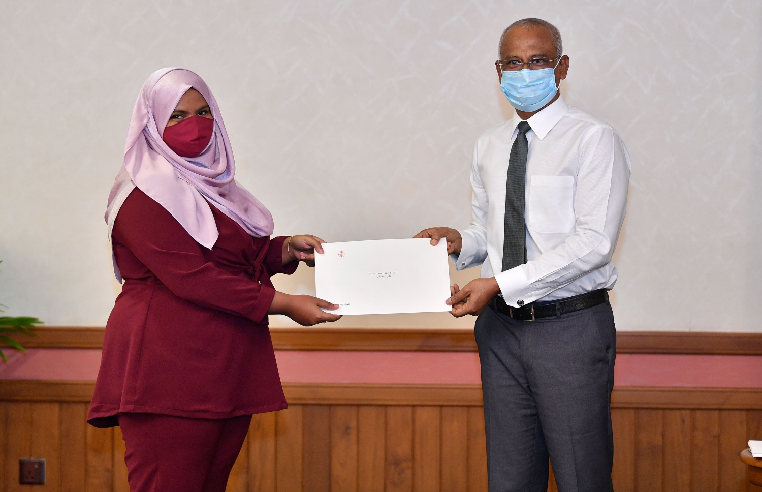 ސާއިފާއަށް، ރައީސް އިބްރާހިމް މުހައްމަދު ސޯލިހު ސްކޮލަޝިޕްގެ ލިޔުން ހަވާލުކުރައްވަނީ.-- ފޮޓޯ: ރައީސް