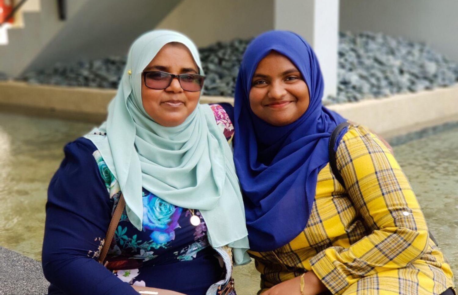 ސާއިފާ، އޭނާގެ މަންމައާ އެކު: ކުޑައިރު ބައްޕަ މަރުވުމުން ސާއިފާ ބަލައި ބޮޑުކުރީ މަންމަ އެކަނި