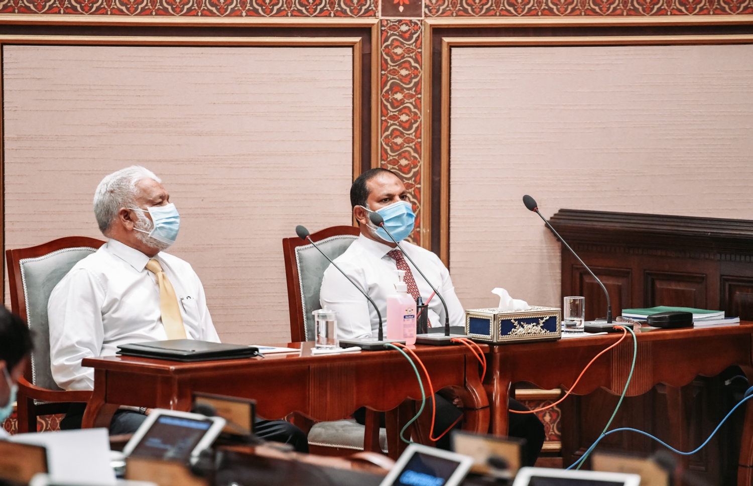 ރައްޔިތުންގެ މަޖިލިހުގެ މިއަދުގެ ޖަލްސާ އަށް ޖަވާބުދާރީވެވަޑައިގަތުމަށް ހޯމް މިނިސްޓަރު އިމްރާން ވަޑައިގެން އިންނެވިއިރު، އަރިހުގައި އެ މިނިސްޓްރީގެ ސްޓޭޓް މިނިސްޓަރު މާހިރު.---ފޮޓޯ: މަޖިލިސް