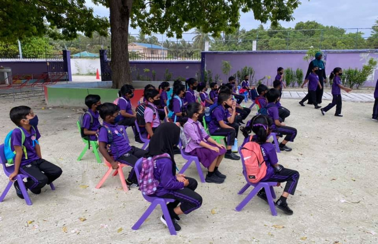 ހިތަދޫ ސްކޫލްގެ ކުދިންތަކެއް ސެޝަނެއް ނަގަނީ: އެ ސްކޫލްގެ ނަން ރާއްޖޭގެ ތައުލީމީ ދާއިރާގައި ފަވާލުމުގައި އިސް ދައުރެއް އަދާކުރެއްވި ބޭފުޅަކީ ޕްރިންސިޕަލް އާސިޔަތު.