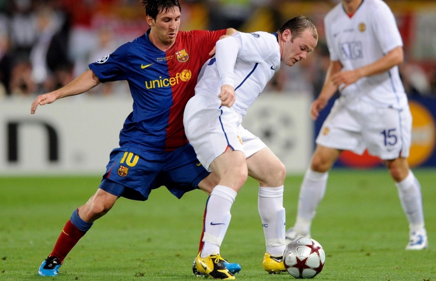 2009 ވަނަ އަހަރުގެ ޗެމްޕިއަންސް ލީގުގެ ފައިނަލް މެޗުގެ ތެރެއިން މެސީ (ވ) ކައިރިން ރޫނީ ބޯޅަ ހިފައިގެންދާން މަސައްކަތްކުރަނީ.-- ފޮޓޯ: އޭއެފްޕީ