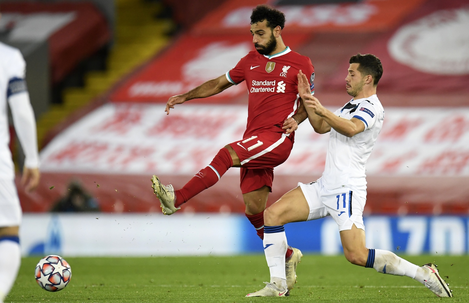 ލިވަޕޫލްގެ ސަލާހު (ވ) ރޭގެ މެޗުގެ ތެރެއިން ބޯޅަ ފޮނުވާލަނީ: ރޭގެ މެޗަކީ ކޮވިޑް އިން ރަނގަޅުވެގެން އައި ފަހުން ސަލާހު ކުޅުނު ފުރަތަމަ މެޗު.-- ފޮޓޯ: އޭއެފްޕީ