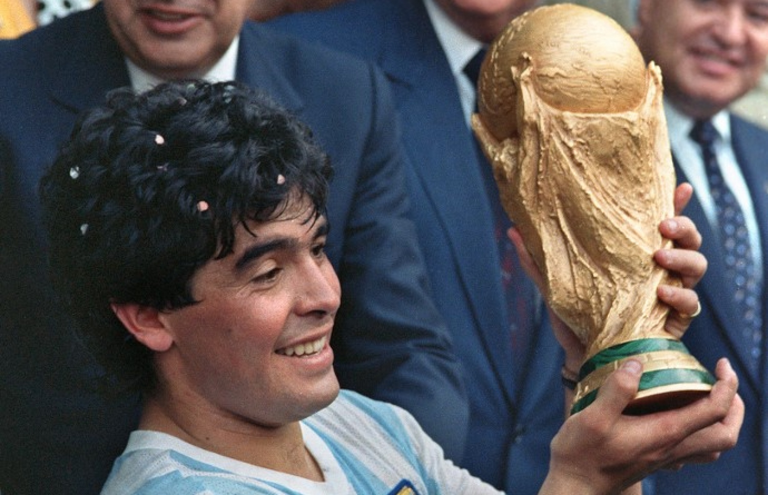 މަރަޑޯނާ 1986 ގެ ވޯލްޑް ކަޕުގެ ތަށި އުފުލާލަނީ. --ފޮޓޯ: އޭއެފްޕީ