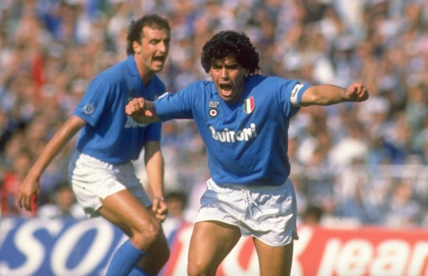 ނަޕޯލީ އަށް ދެ ފަހަރެއްގެ މަތިން ލީގު ހޯދައިދިން މަރަޑޯނާ އެ ޓީމުގެ މެޗެއްގެ ތެރެއިން  ލަނޑު ޖެހުމަށް ފަހު އުފާފާޅުކުރަނީ.-- ފޮޓޯ: އޭއެފްޕީ