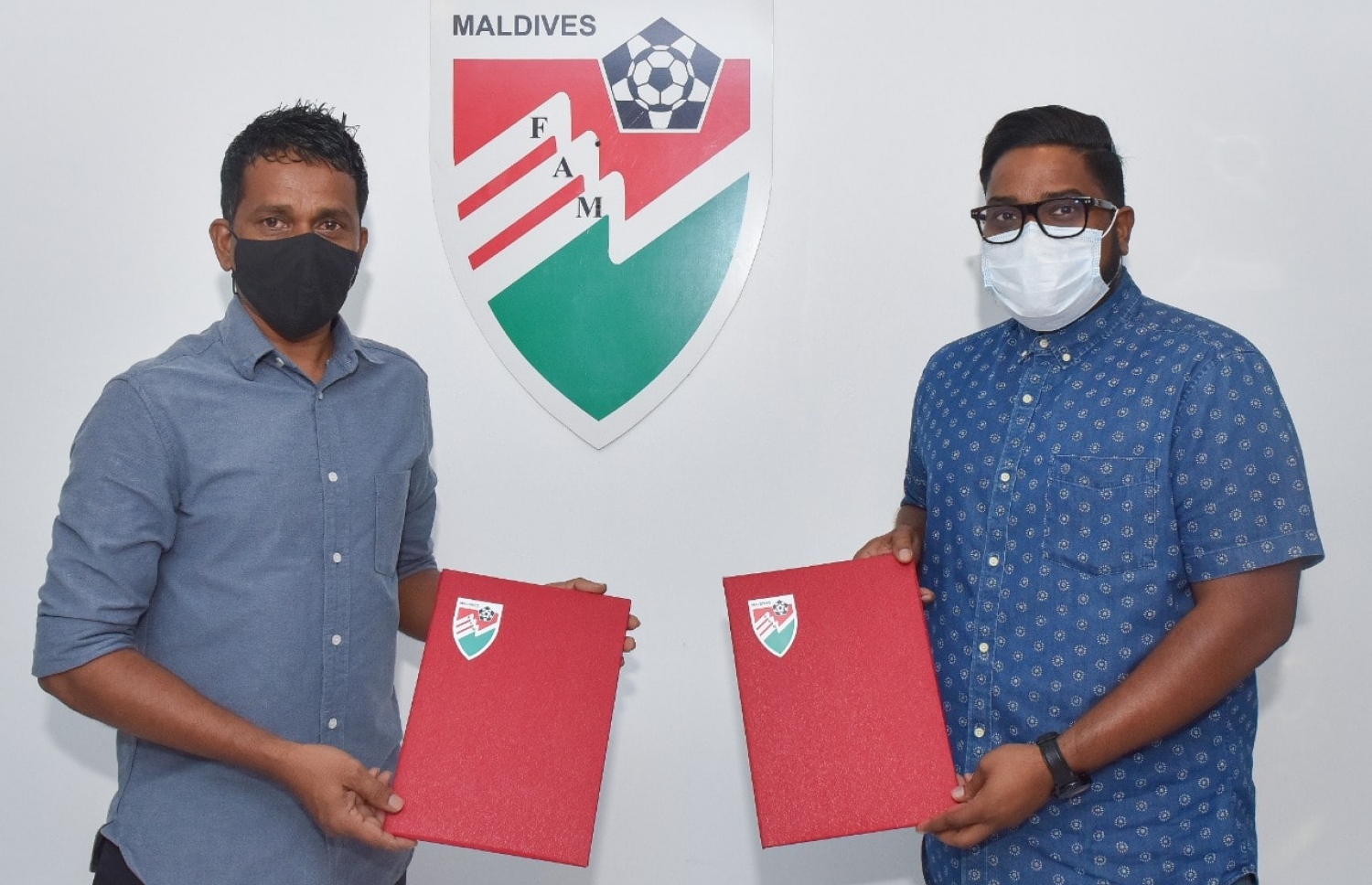 އެފްއޭއެމް ފައުންޑޭޝަން އެމްބެސަޑަރު އެގްރީމެންޓުގައި ސޮއިކުރުމަށް ފަހު އެފްއޭއެމްގެ ރައީސް ބައްސާމް (ކ) އާއި އައްސަދު.-- ފޮޓޯ: އެފްއޭއެމް/ އިބްރާހިމް ފާއިދު