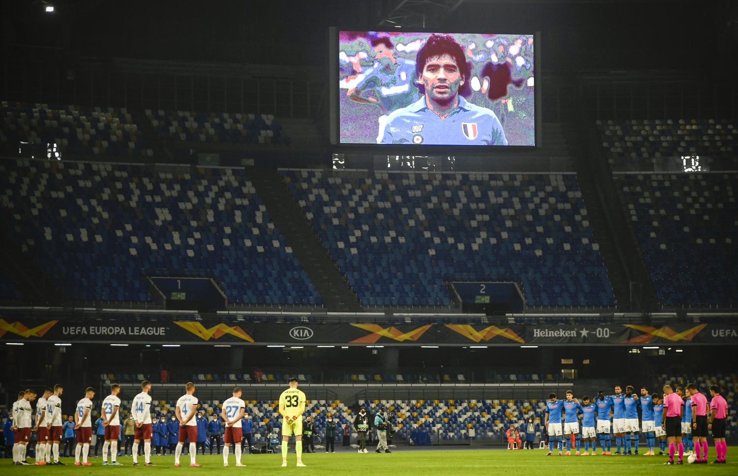 މަރަޑޯނާގެ ހަނދާނުގައި ނަޕޯލީ މެޗުގެ ކުރިން ސުކޫތެއް ގެންނަނީ.-- ފޮޓޯ: އޭއެފްޕީ