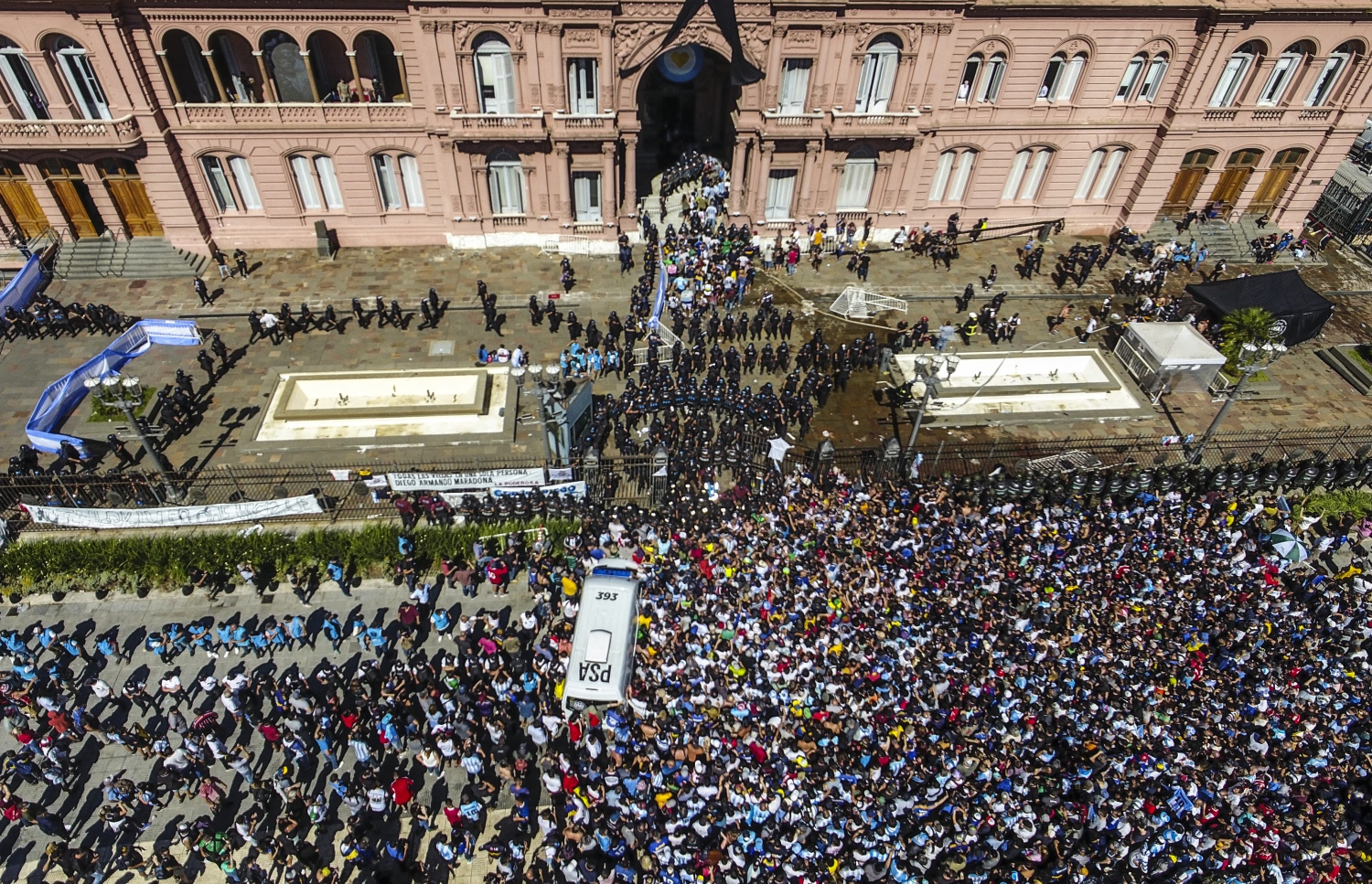 ބުރާސްފަތި ދުވަހު ކުރިއަށްދިޔަ މަރަޑޯނާގެ ޖަނާޒާގެ ކަންތައްތަކުގެ ތެރެއިން.-- ފޮޓޯ: އޭއެފްޕީ