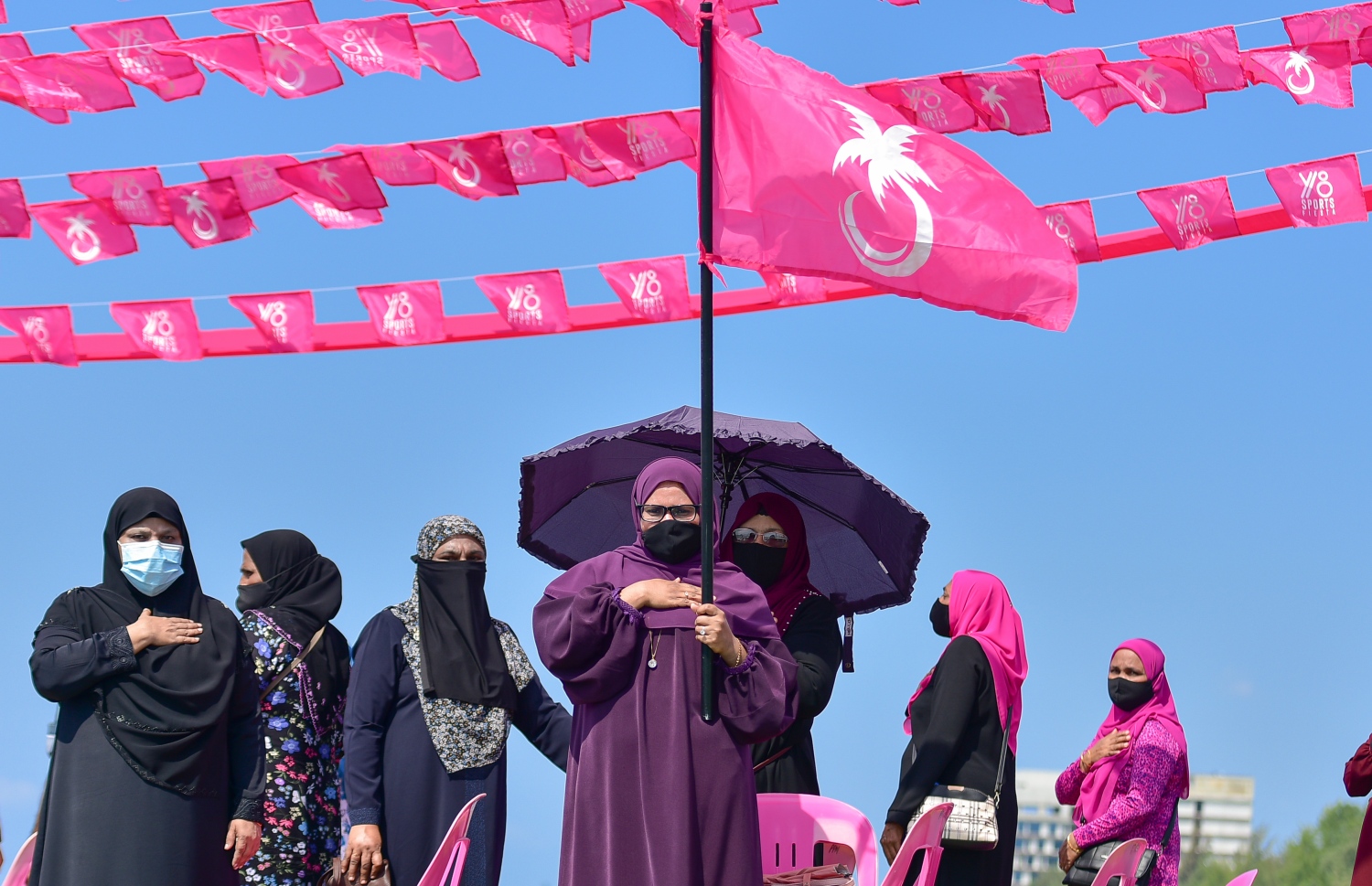 މާލެ: ނޮވެމްބަރު 29، 2020: ކުރީގެ ރައީސް އަބްދުﷲ ޔާމީން ޖަލަށްލާން ހުކުމް ކުރިތާ އެއް އަހަރު ފުރުމާ ގުޅިގެން އިދިކޮޅު ޕީޕީއެމާއި ޕީއެންސީން ކަނޑުމަތީގައި މުޒާހަރާކުރުން: މި މުޒާހަރާގައި ޔާމީނަށް ކުރަމުންދާ އަނިޔާ ހުއްޓާލައި، އެމަނިކުފާނު ވަގުތުން މިނިވަން ކުރަން އެ މުޒާހަރާގައި ވަނީ ގޮވާލާފައި.-- ފޮޓޯތައް: އަހުމަދު އަވްޝަން އިލްޔާސް /މިހާރު