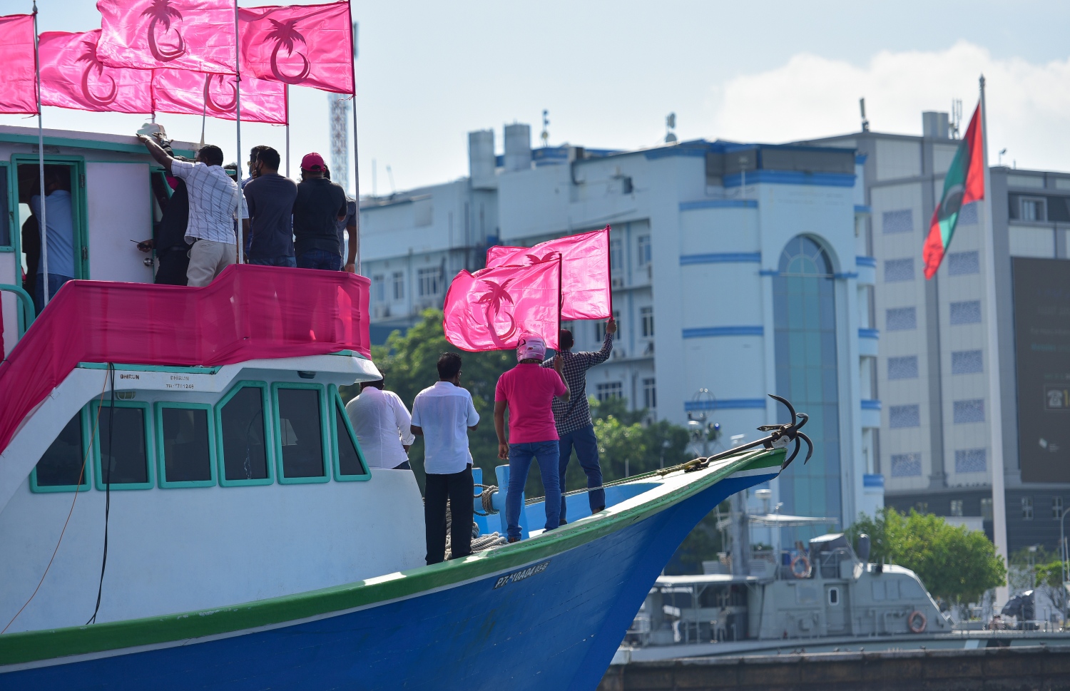 މާލެ: ނޮވެމްބަރު 29، 2020: ކުރީގެ ރައީސް އަބްދުﷲ ޔާމީން ޖަލަށްލާން ހުކުމް ކުރިތާ އެއް އަހަރު ފުރުމާ ގުޅިގެން އިދިކޮޅު ޕީޕީއެމާއި ޕީއެންސީން ކަނޑުމަތީގައި މުޒާހަރާކުރުން: މި މުޒާހަރާގައި ޔާމީނަށް ކުރަމުންދާ އަނިޔާ ހުއްޓާލައި، އެމަނިކުފާނު ވަގުތުން މިނިވަން ކުރަން އެ މުޒާހަރާގައި ވަނީ ގޮވާލާފައި.-- ފޮޓޯތައް: އަހުމަދު އަވްޝަން އިލްޔާސް /މިހާރު