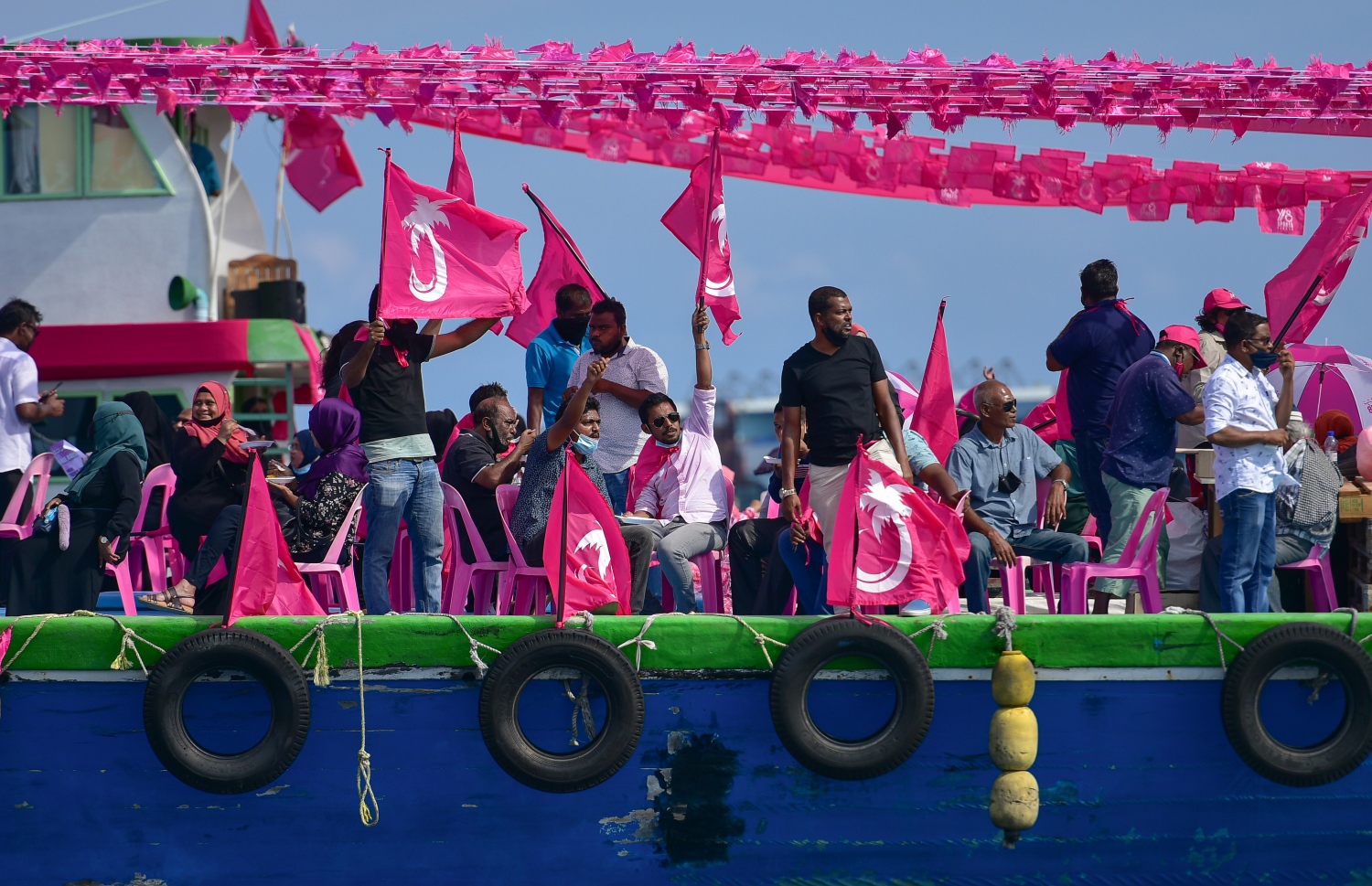 މާލެ: ނޮވެމްބަރު 29، 2020: ކުރީގެ ރައީސް އަބްދުﷲ ޔާމީން ޖަލަށްލާން ހުކުމް ކުރިތާ އެއް އަހަރު ފުރުމާ ގުޅިގެން އިދިކޮޅު ޕީޕީއެމާއި ޕީއެންސީން ކަނޑުމަތީގައި މުޒާހަރާކުރުން: މި މުޒާހަރާގައި ޔާމީނަށް ކުރަމުންދާ އަނިޔާ ހުއްޓާލައި، އެމަނިކުފާނު ވަގުތުން މިނިވަން ކުރަން އެ މުޒާހަރާގައި ވަނީ ގޮވާލާފައި.-- ފޮޓޯތައް: އަހުމަދު އަވްޝަން އިލްޔާސް /މިހާރު