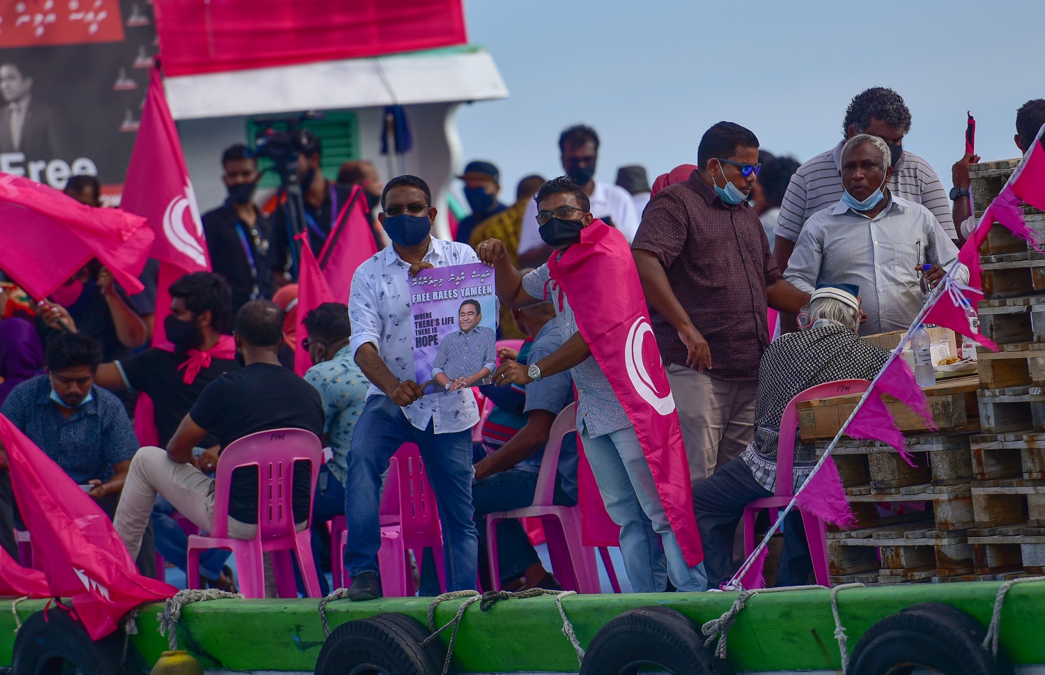 މާލެ: ނޮވެމްބަރު 29، 2020: ކުރީގެ ރައީސް އަބްދުﷲ ޔާމީން ޖަލަށްލާން ހުކުމް ކުރިތާ އެއް އަހަރު ފުރުމާ ގުޅިގެން އިދިކޮޅު ޕީޕީއެމާއި ޕީއެންސީން ކަނޑުމަތީގައި މުޒާހަރާކުރުން: މި މުޒާހަރާގައި ޔާމީނަށް ކުރަމުންދާ އަނިޔާ ހުއްޓާލައި، އެމަނިކުފާނު ވަގުތުން މިނިވަން ކުރަން އެ މުޒާހަރާގައި ވަނީ ގޮވާލާފައި.-- ފޮޓޯތައް: އަހުމަދު އަވްޝަން އިލްޔާސް /މިހާރު