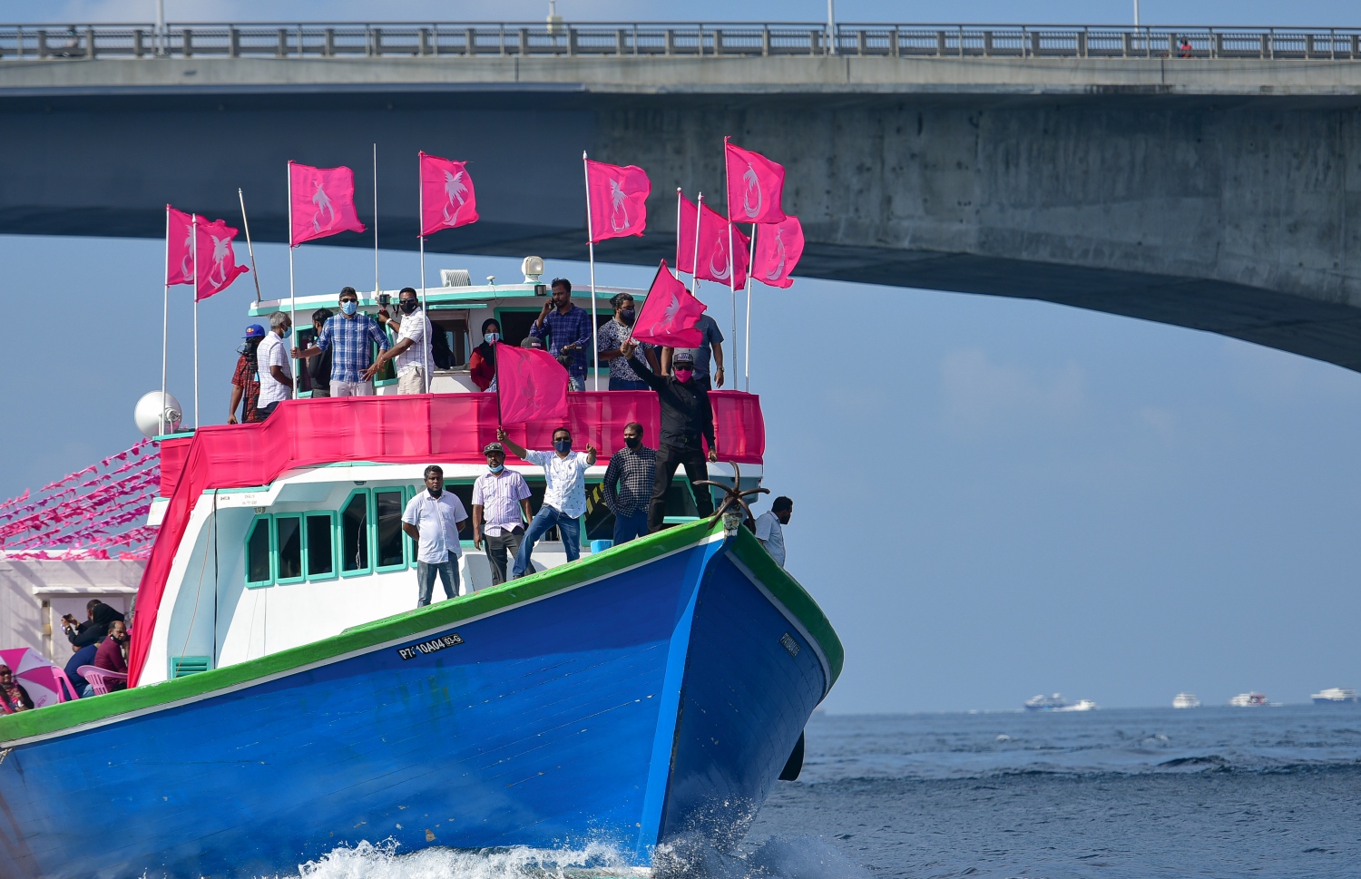 މާލެ: ނޮވެމްބަރު 29، 2020: ކުރީގެ ރައީސް އަބްދުﷲ ޔާމީން ޖަލަށްލާން ހުކުމް ކުރިތާ އެއް އަހަރު ފުރުމާ ގުޅިގެން އިދިކޮޅު ޕީޕީއެމާއި ޕީއެންސީން ކަނޑުމަތީގައި މުޒާހަރާކުރުން: މި މުޒާހަރާގައި ޔާމީނަށް ކުރަމުންދާ އަނިޔާ ހުއްޓާލައި، އެމަނިކުފާނު ވަގުތުން މިނިވަން ކުރަން އެ މުޒާހަރާގައި ވަނީ ގޮވާލާފައި.-- ފޮޓޯތައް: އަހުމަދު އަވްޝަން އިލްޔާސް /މިހާރު