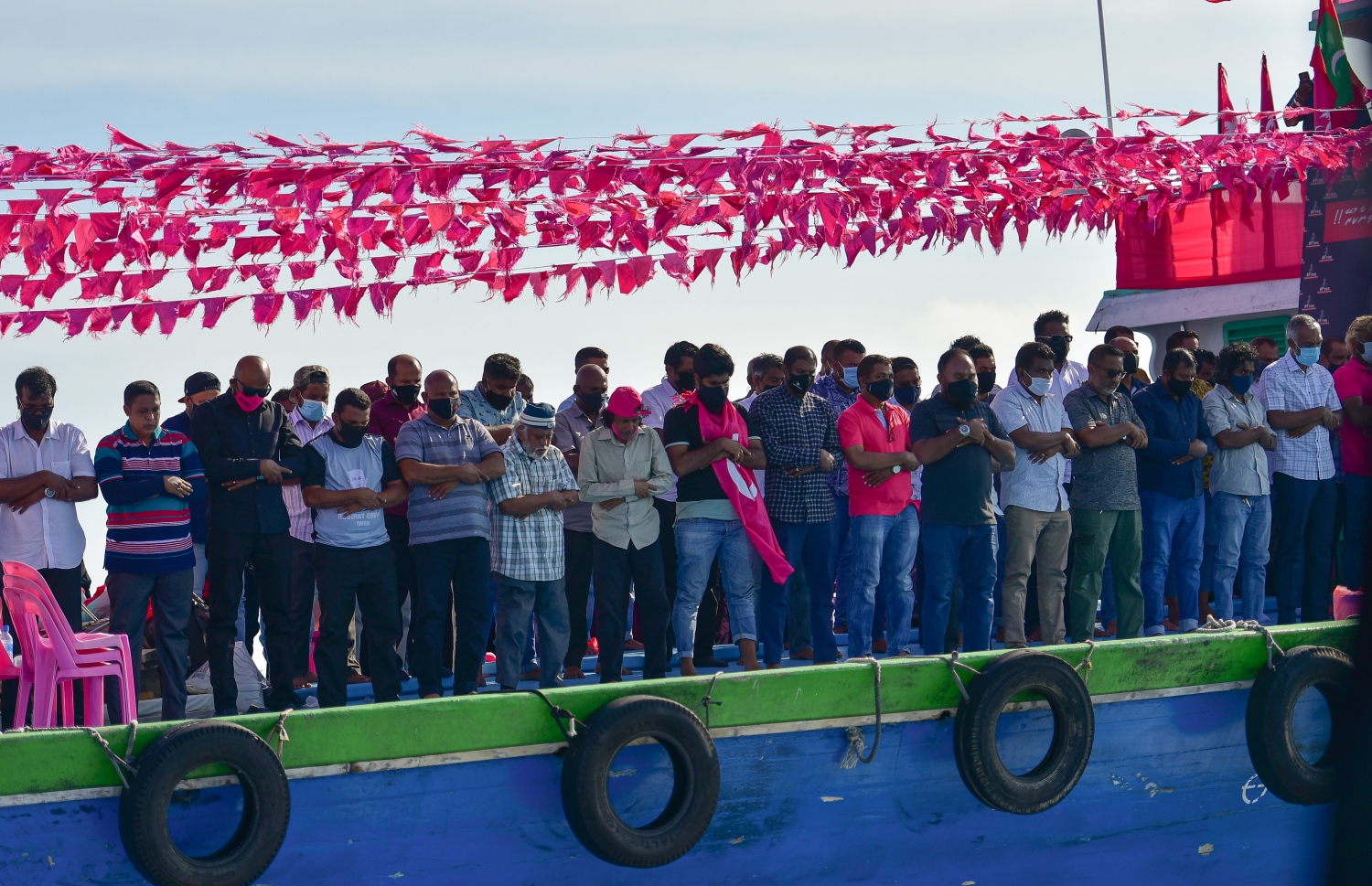 މާލެ: ނޮވެމްބަރު 29، 2020: ކުރީގެ ރައީސް އަބްދުﷲ ޔާމީން ޖަލަށްލާން ހުކުމް ކުރިތާ އެއް އަހަރު ފުރުމާ ގުޅިގެން އިދިކޮޅު ޕީޕީއެމާއި ޕީއެންސީން ކަނޑުމަތީގައި މުޒާހަރާކުރުން: މި މުޒާހަރާގައި ޔާމީނަށް ކުރަމުންދާ އަނިޔާ ހުއްޓާލައި، އެމަނިކުފާނު ވަގުތުން މިނިވަން ކުރަން އެ މުޒާހަރާގައި ވަނީ ގޮވާލާފައި.-- ފޮޓޯތައް: އަހުމަދު އަވްޝަން އިލްޔާސް /މިހާރު