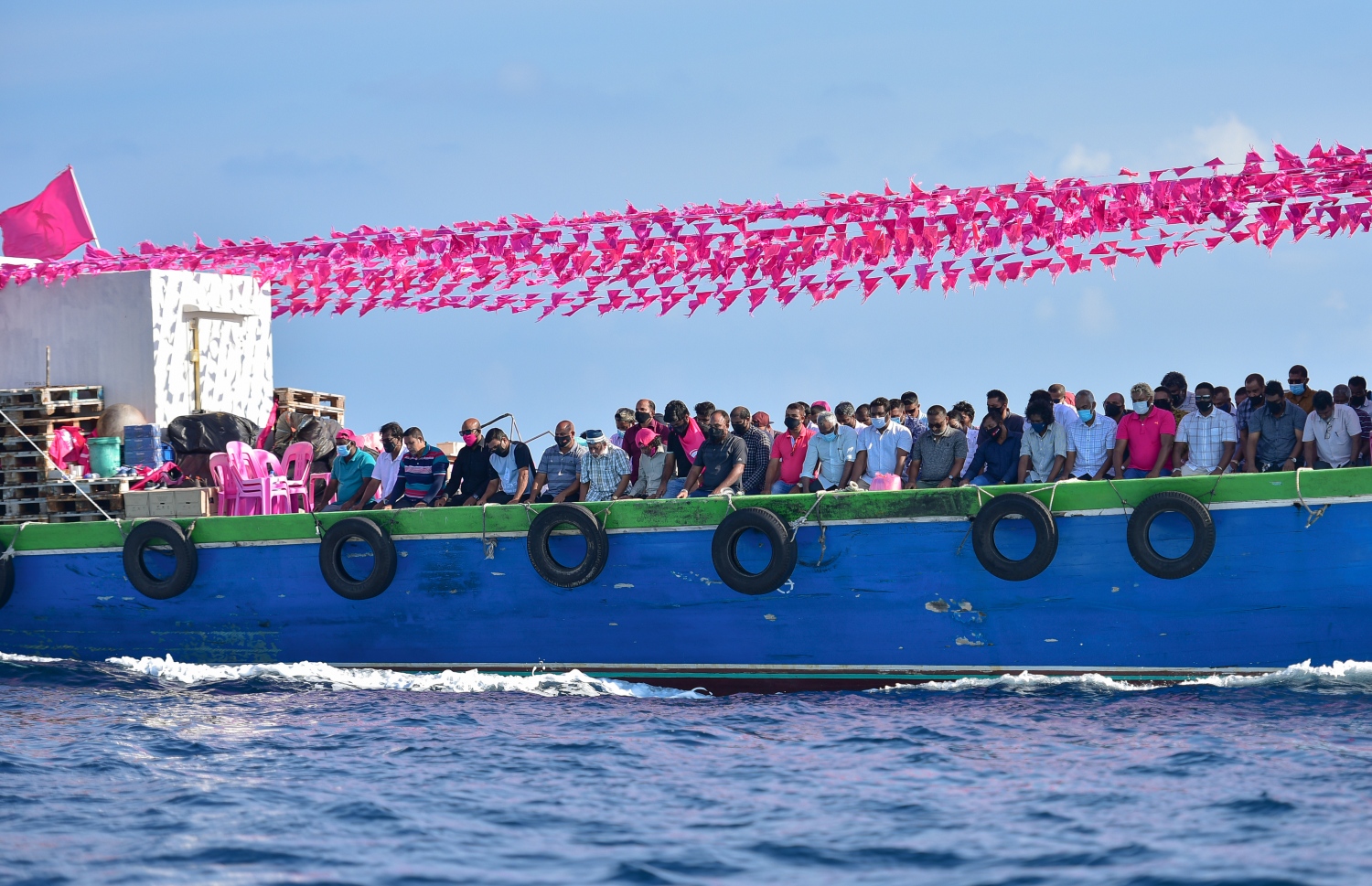 މާލެ: ނޮވެމްބަރު 29، 2020: ކުރީގެ ރައީސް އަބްދުﷲ ޔާމީން ޖަލަށްލާން ހުކުމް ކުރިތާ އެއް އަހަރު ފުރުމާ ގުޅިގެން އިދިކޮޅު ޕީޕީއެމާއި ޕީއެންސީން ކަނޑުމަތީގައި މުޒާހަރާކުރުން: މި މުޒާހަރާގައި ޔާމީނަށް ކުރަމުންދާ އަނިޔާ ހުއްޓާލައި، އެމަނިކުފާނު ވަގުތުން މިނިވަން ކުރަން އެ މުޒާހަރާގައި ވަނީ ގޮވާލާފައި.-- ފޮޓޯތައް: އަހުމަދު އަވްޝަން އިލްޔާސް /މިހާރު