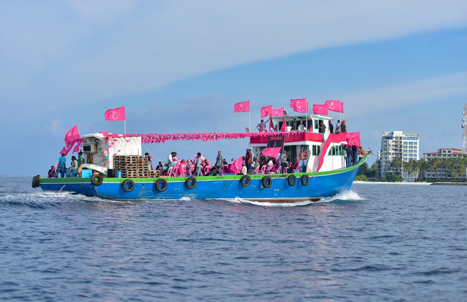 މާލެ: ނޮވެމްބަރު 29، 2020: ކުރީގެ ރައީސް އަބްދުﷲ ޔާމީން ޖަލަށްލާން ހުކުމް ކުރިތާ އެއް އަހަރު ފުރުމާ ގުޅިގެން އިދިކޮޅު ޕީޕީއެމާއި ޕީއެންސީން ކަނޑުމަތީގައި މުޒާހަރާކުރުން: މި މުޒާހަރާގައި ޔާމީނަށް ކުރަމުންދާ އަނިޔާ ހުއްޓާލައި، އެމަނިކުފާނު ވަގުތުން މިނިވަން ކުރަން އެ މުޒާހަރާގައި ވަނީ ގޮވާލާފައި.-- ފޮޓޯތައް: އަހުމަދު އަވްޝަން އިލްޔާސް /މިހާރު