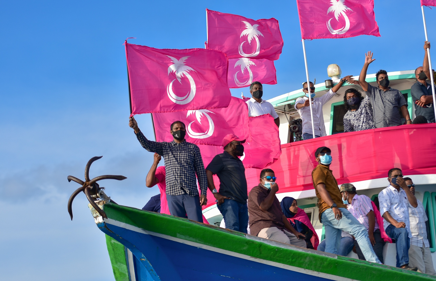 އިދިކޮޅު ކޯލިޝަނުން ކަނޑުމަތީގައި ކުރި މުޒާހަރާ