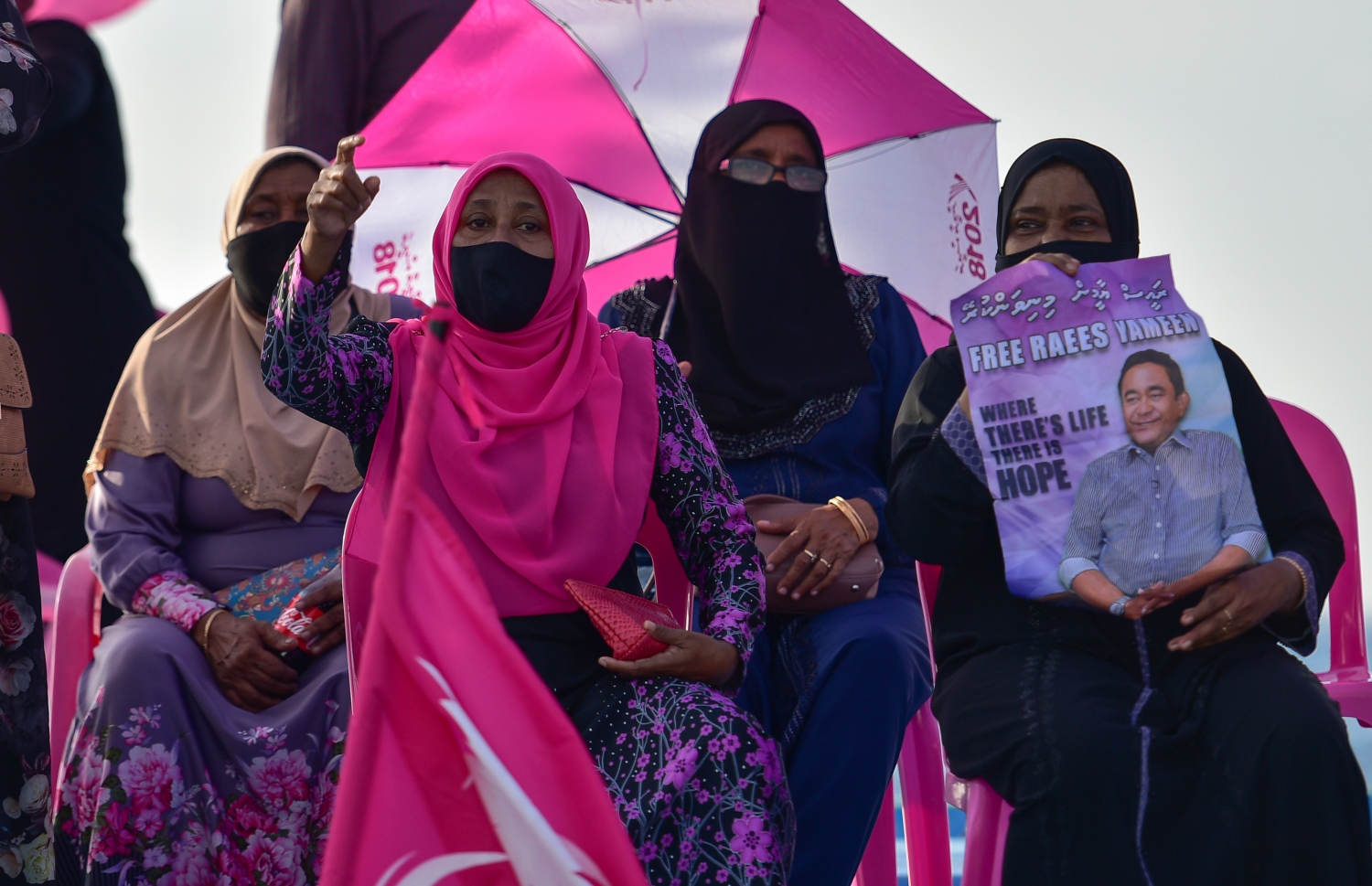 މާލެ: ނޮވެމްބަރު 29، 2020: ކުރީގެ ރައީސް އަބްދުﷲ ޔާމީން ޖަލަށްލާން ހުކުމް ކުރިތާ އެއް އަހަރު ފުރުމާ ގުޅިގެން އިދިކޮޅު ޕީޕީއެމާއި ޕީއެންސީން ކަނޑުމަތީގައި މުޒާހަރާކުރުން: މި މުޒާހަރާގައި ޔާމީނަށް ކުރަމުންދާ އަނިޔާ ހުއްޓާލައި، އެމަނިކުފާނު ވަގުތުން މިނިވަން ކުރަން އެ މުޒާހަރާގައި ވަނީ ގޮވާލާފައި.-- ފޮޓޯތައް: އަހުމަދު އަވްޝަން އިލްޔާސް /މިހާރު