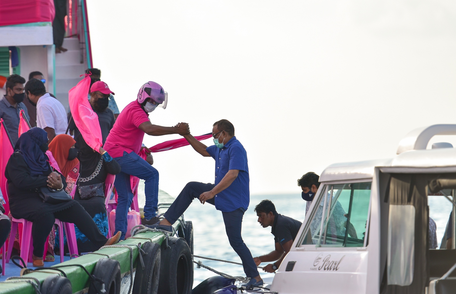 މާލެ: ނޮވެމްބަރު 29، 2020: ކުރީގެ ރައީސް އަބްދުﷲ ޔާމީން ޖަލަށްލާން ހުކުމް ކުރިތާ އެއް އަހަރު ފުރުމާ ގުޅިގެން އިދިކޮޅު ޕީޕީއެމާއި ޕީއެންސީން ކަނޑުމަތީގައި މުޒާހަރާކުރުން: މި މުޒާހަރާގައި ޔާމީނަށް ކުރަމުންދާ އަނިޔާ ހުއްޓާލައި، އެމަނިކުފާނު ވަގުތުން މިނިވަން ކުރަން އެ މުޒާހަރާގައި ވަނީ ގޮވާލާފައި.-- ފޮޓޯތައް: އަހުމަދު އަވްޝަން އިލްޔާސް /މިހާރު